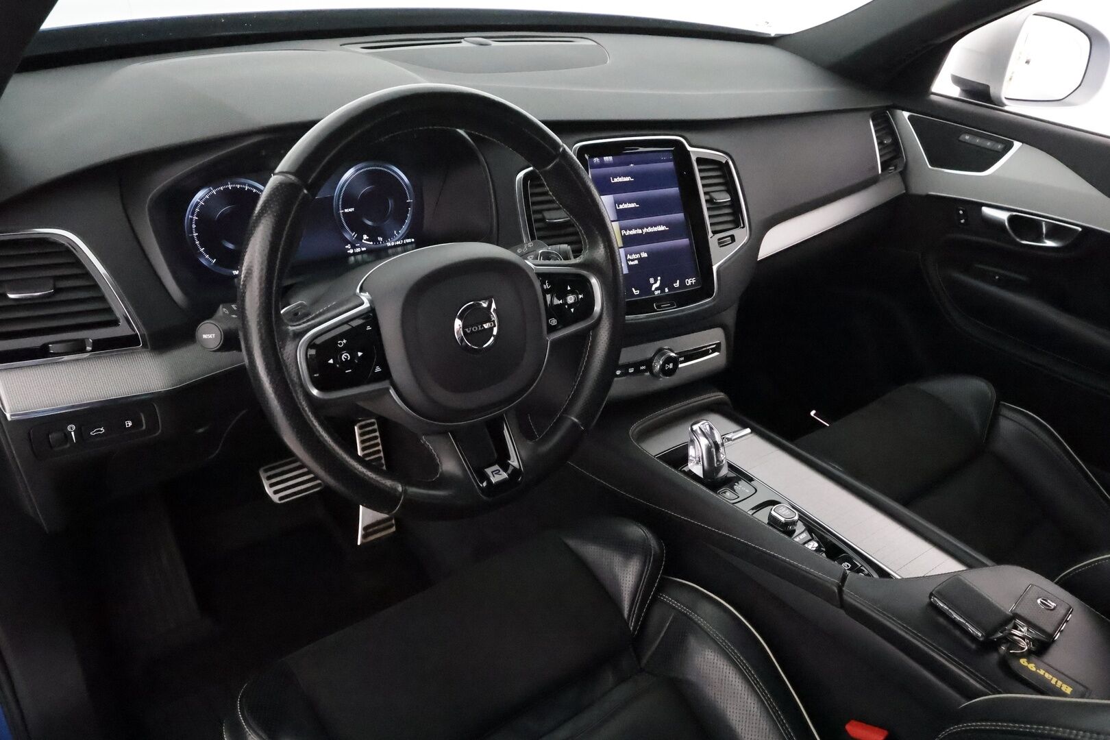 Volvo XC90 2018 T8 Twin Engine AWD R-Design aut **Panorama / Adapt.vakkari / Ilma-alusta / 360-kamera / Koukku / Full-LED** - 3,99 % KORKOTARJOUS TÄHÄN AUTOON - Akku kuntotarkastettu
