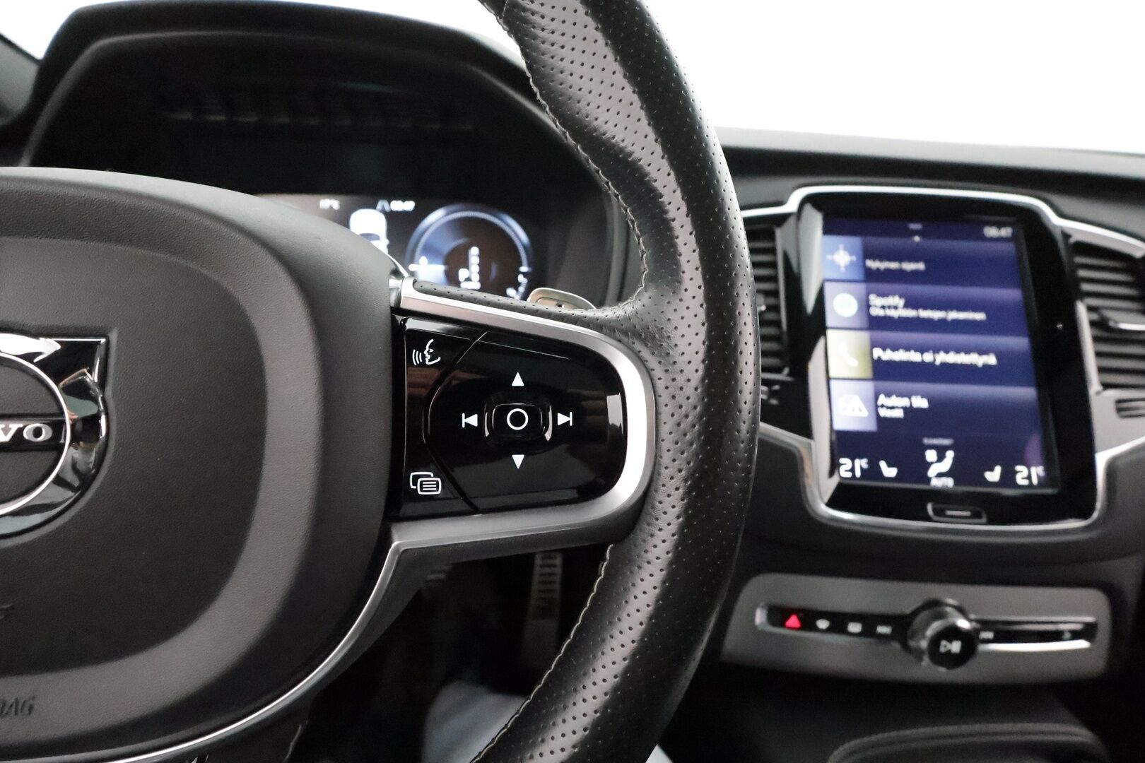 Volvo XC90 2018 T8 Twin Engine AWD R-Design aut **Panorama / Adapt.vakkari / Ilma-alusta / 360-kamera / Koukku / Full-LED** - 3,99 % KORKOTARJOUS TÄHÄN AUTOON - Akku kuntotarkastettu