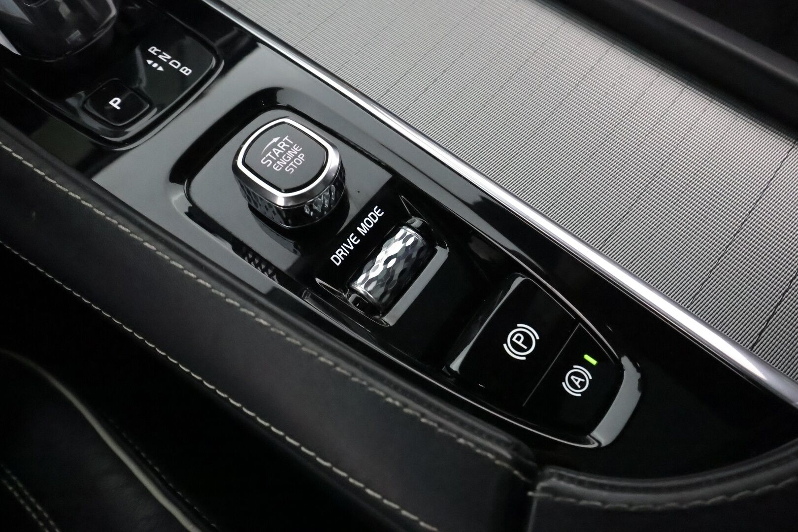 Volvo XC90 2018 T8 Twin Engine AWD R-Design aut **Panorama / Adapt.vakkari / Ilma-alusta / 360-kamera / Koukku / Full-LED** - 3,99 % KORKOTARJOUS TÄHÄN AUTOON - Akku kuntotarkastettu