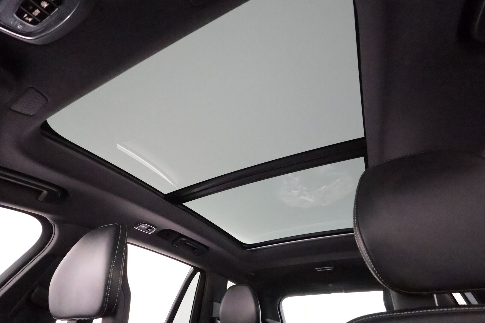 Volvo XC90 2018 T8 Twin Engine AWD R-Design aut **Panorama / Adapt.vakkari / Ilma-alusta / 360-kamera / Koukku / Full-LED** - 3,99 % KORKOTARJOUS TÄHÄN AUTOON - Akku kuntotarkastettu