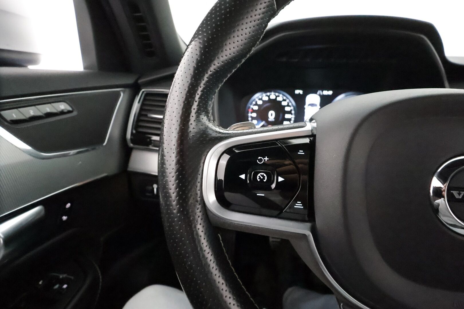 Volvo XC90 2018 T8 Twin Engine AWD R-Design aut **Panorama / Adapt.vakkari / Ilma-alusta / 360-kamera / Koukku / Full-LED** - 3,99 % KORKOTARJOUS TÄHÄN AUTOON - Akku kuntotarkastettu