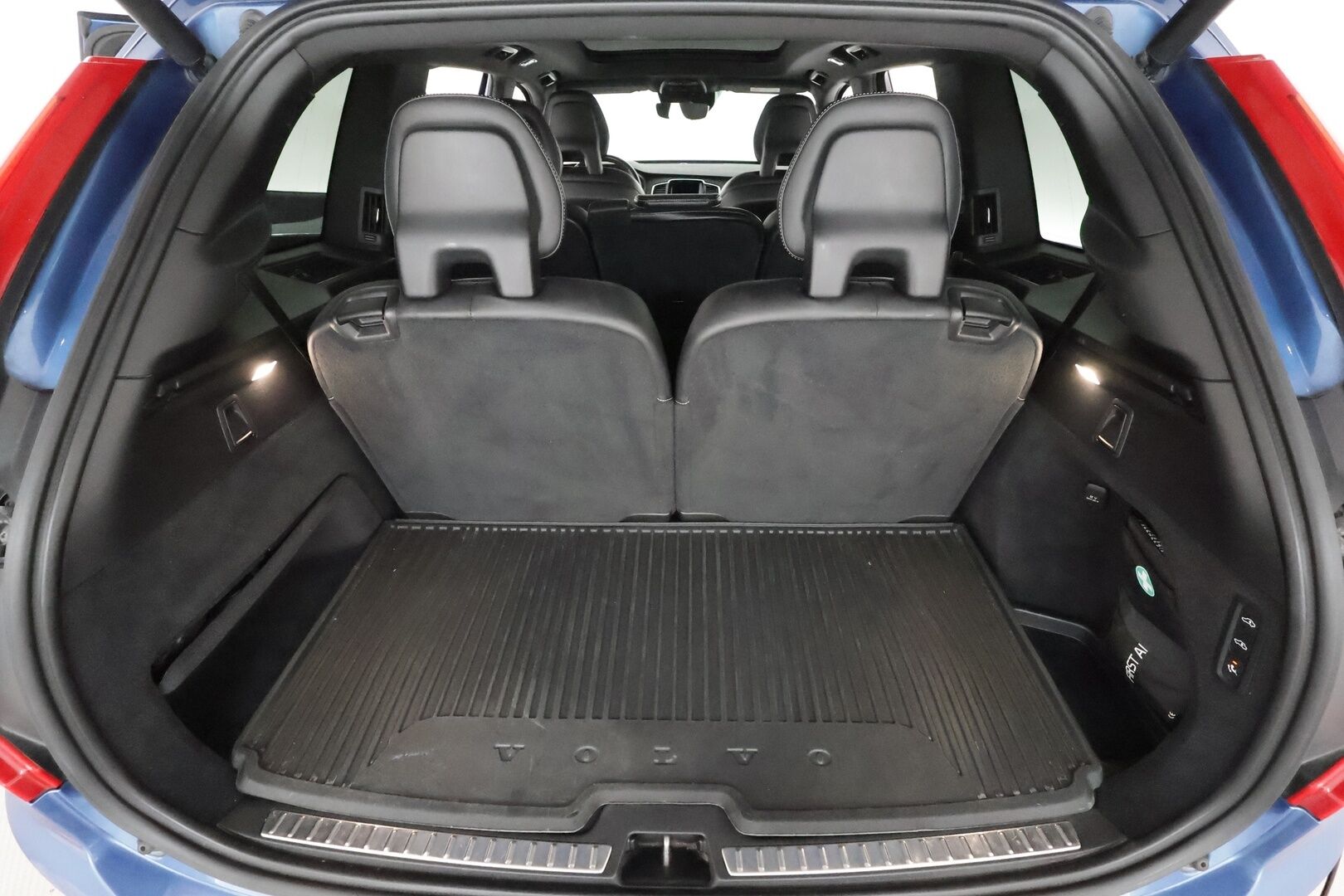 Volvo XC90 2018 T8 Twin Engine AWD R-Design aut **Panorama / Adapt.vakkari / Ilma-alusta / 360-kamera / Koukku / Full-LED** - 3,99 % KORKOTARJOUS TÄHÄN AUTOON - Akku kuntotarkastettu