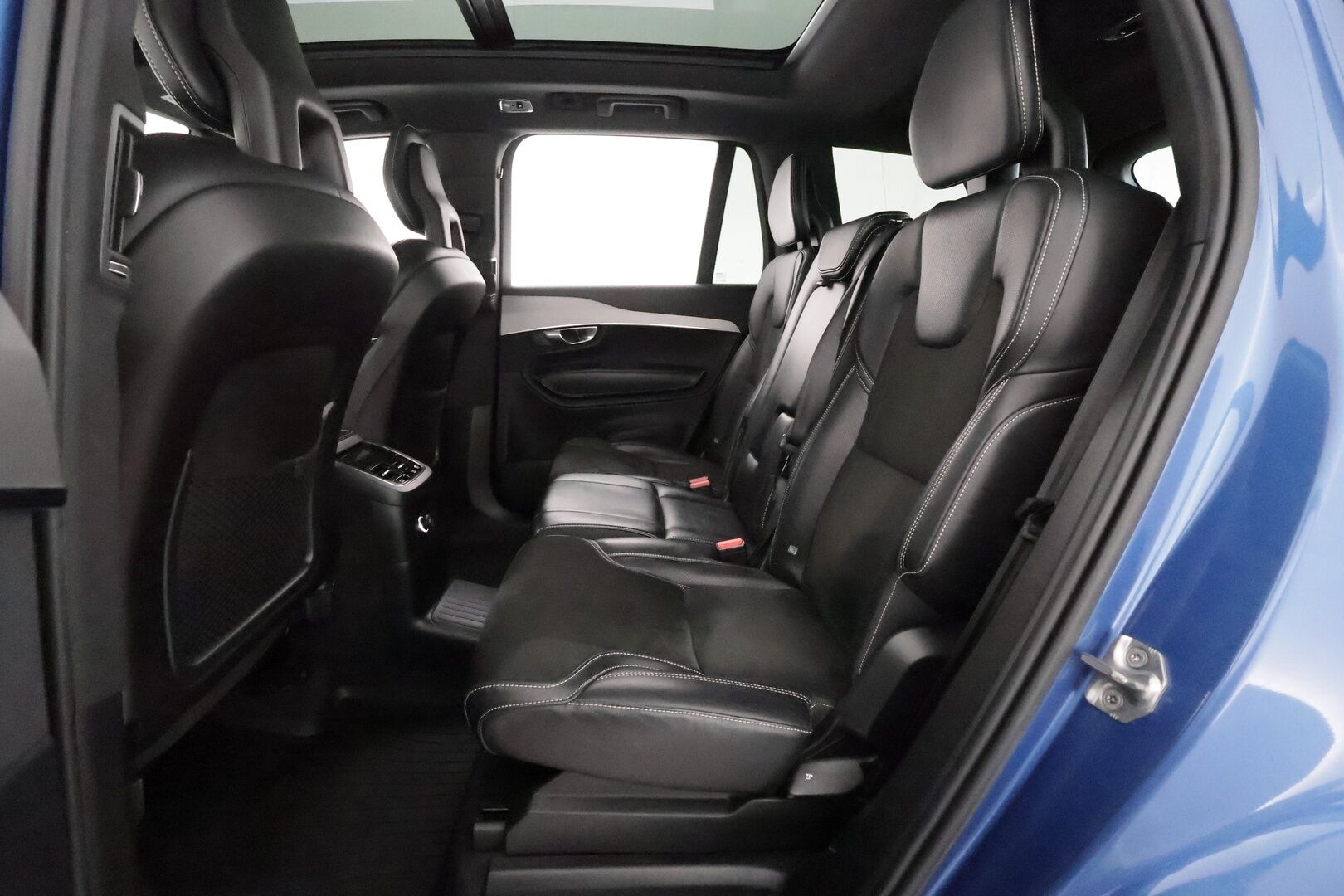 Volvo XC90 2018 T8 Twin Engine AWD R-Design aut **Panorama / Adapt.vakkari / Ilma-alusta / 360-kamera / Koukku / Full-LED** - 3,99 % KORKOTARJOUS TÄHÄN AUTOON - Akku kuntotarkastettu