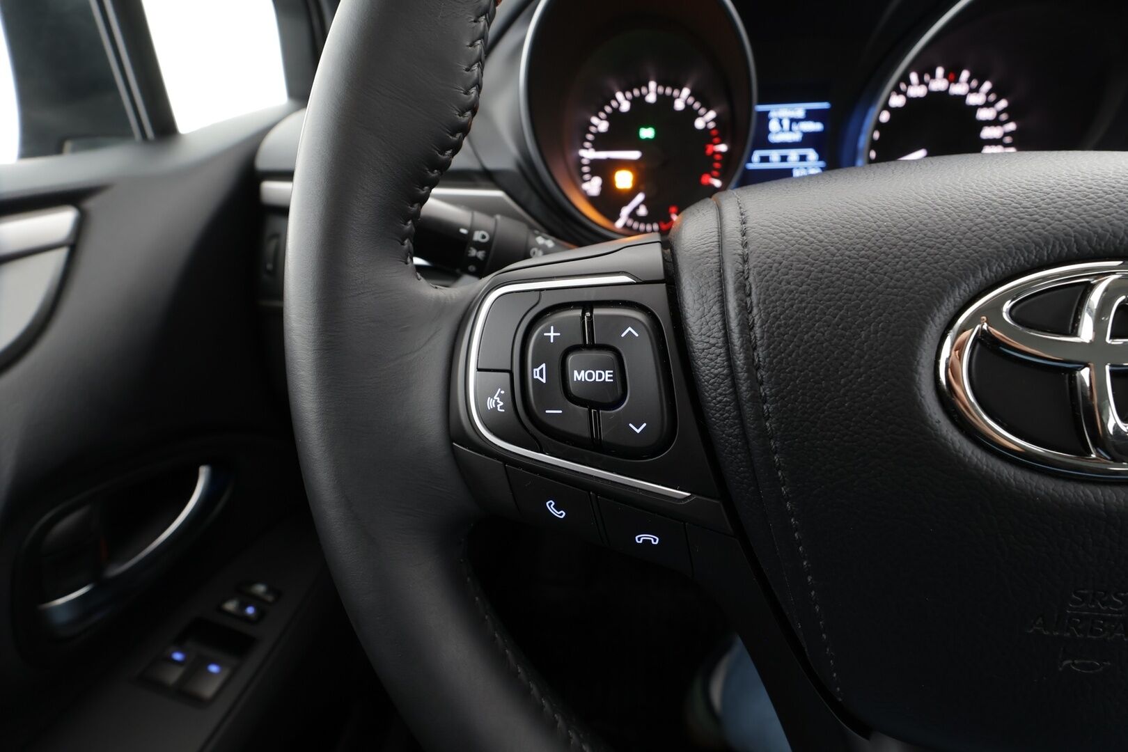 Toyota Avensis 2018 1,6 Valvematic Life Sedan * Suomi-auto / Vakkari / Lohkolämmitin / Bluetooth * - Kahdet renkaat aluvanteilla - HULLUT BLACKWEEK JATKOT - KORKOTARJOUS 2,49%