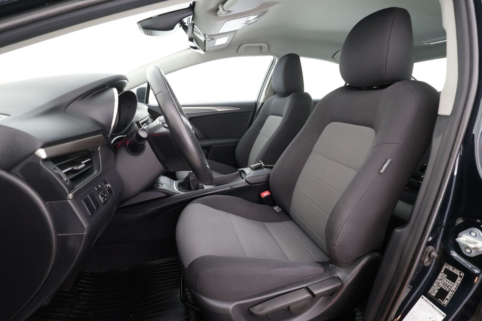 Toyota Avensis 2018 1,6 Valvematic Life Sedan * Suomi-auto / Vakkari / Lohkolämmitin / Bluetooth * - Kahdet renkaat aluvanteilla - HULLUT BLACKWEEK JATKOT - KORKOTARJOUS 2,49%