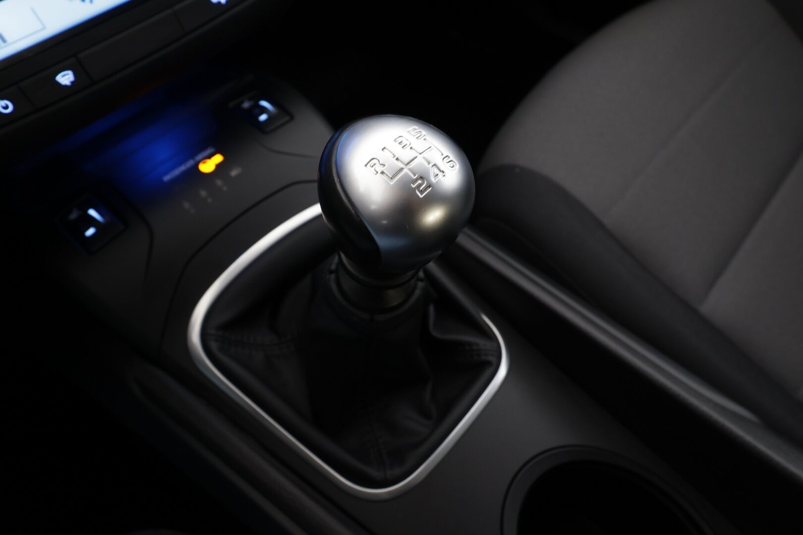 Toyota Avensis 2018 1,6 Valvematic Life Sedan * Suomi-auto / Vakkari / Lohkolämmitin / Bluetooth * - Kahdet renkaat aluvanteilla - HULLUT BLACKWEEK JATKOT - KORKOTARJOUS 2,49%