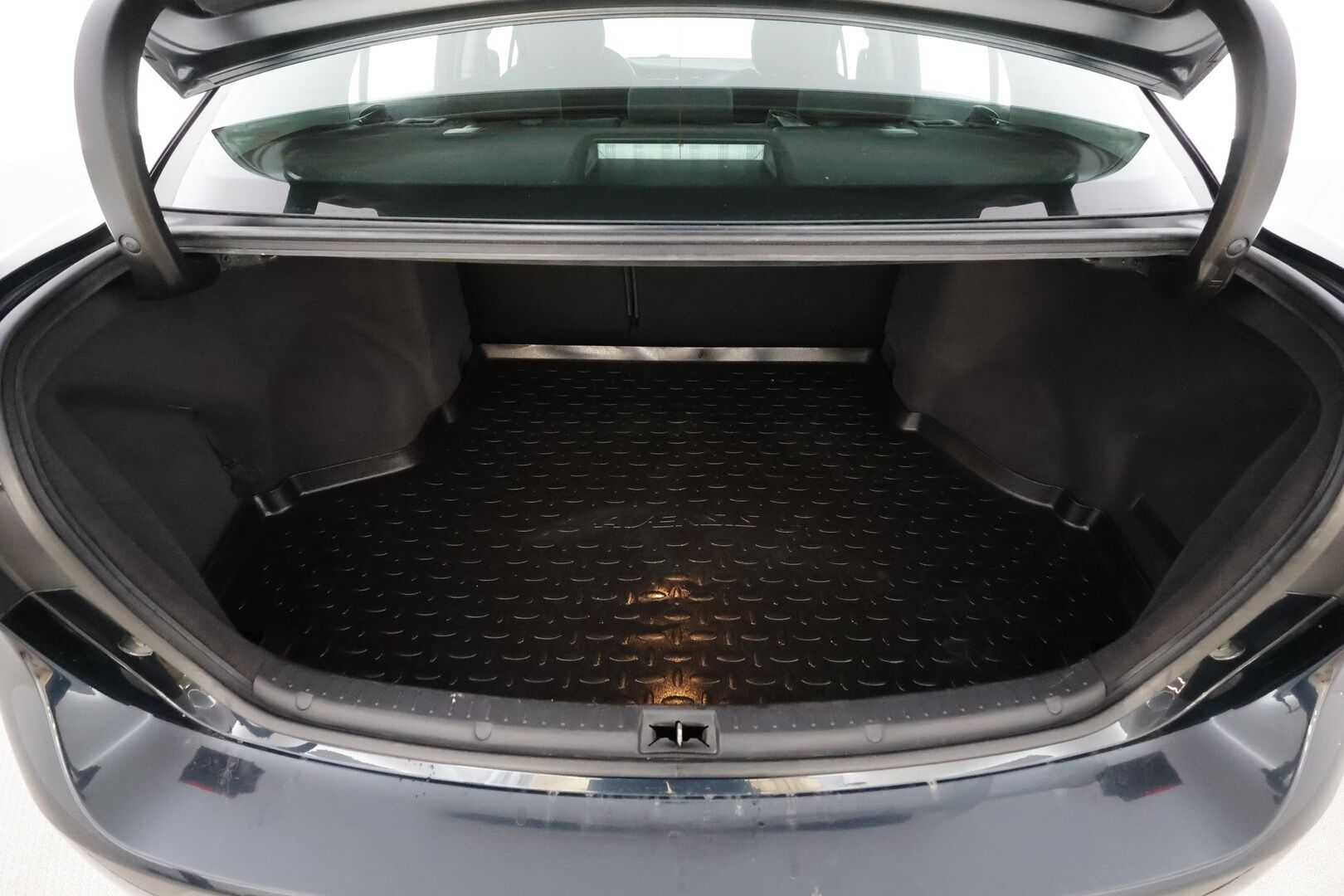 Toyota Avensis 2018 1,6 Valvematic Life Sedan * Suomi-auto / Vakkari / Lohkolämmitin / Bluetooth * - Kahdet renkaat aluvanteilla - HULLUT BLACKWEEK JATKOT - KORKOTARJOUS 2,49%