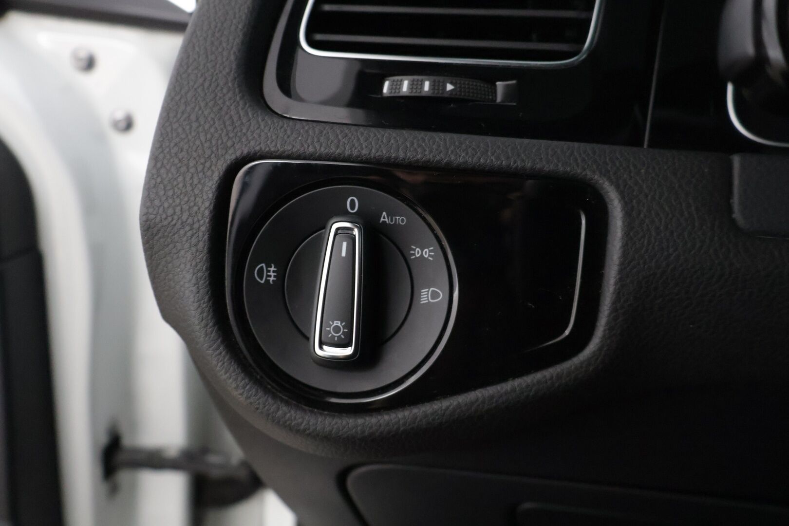 Volkswagen Golf 2018 GTI Performance 2,0 TSI 180 kW (245 hv) DSG-automaatti * / Webasto / Kattoikkuna / Blis / Acc / Kamera / Muistipenkit / Putkisto / Merkkihuollettu / Digimittaristo / * - Juuri huollettu Performance GTI mielettömän kovilla varusteilla & järeällä putkistolla / H&R madallusjouset, hiilikuitu spoileri & nahkapenkit