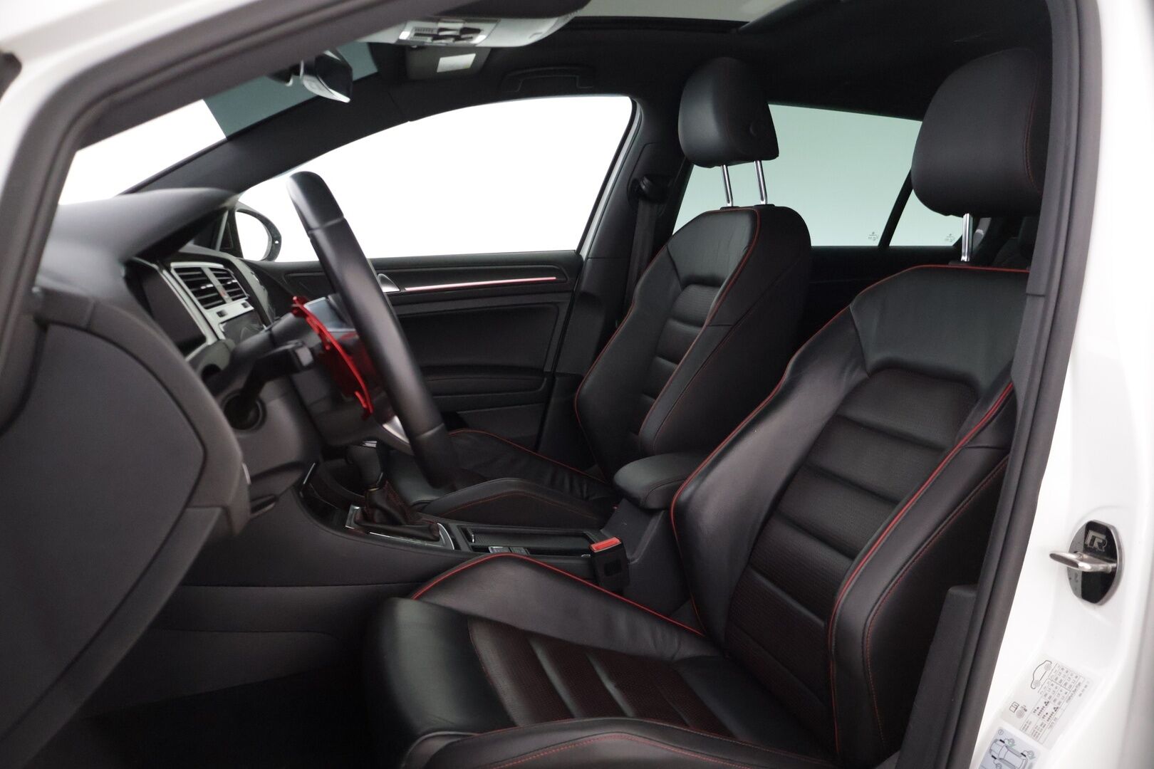 Volkswagen Golf 2018 GTI Performance 2,0 TSI 180 kW (245 hv) DSG-automaatti * / Webasto / Kattoikkuna / Blis / Acc / Kamera / Muistipenkit / Putkisto / Merkkihuollettu / Digimittaristo / * - Juuri huollettu Performance GTI mielettömän kovilla varusteilla & järeällä putkistolla / H&R madallusjouset, hiilikuitu spoileri & nahkapenkit