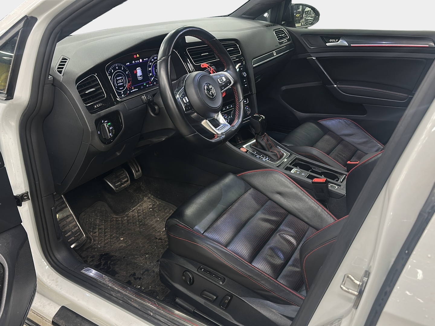 Volkswagen Golf 2018 GTI Performance 2,0 TSI 180 kW (245 hv) DSG-automaatti * / Webasto / Kattoikkuna / Blis / Acc / Kamera / Muistipenkit / Putkisto / Merkkihuollettu / Digimittaristo / * - Juuri huollettu Performance GTI mielettömän kovilla varusteilla & järeällä putkistolla / H&R madallusjouset, hiilikuitu spoileri & nahkapenkit - HULLU BLACKWEEK KORKOTARJOUS 2,49%