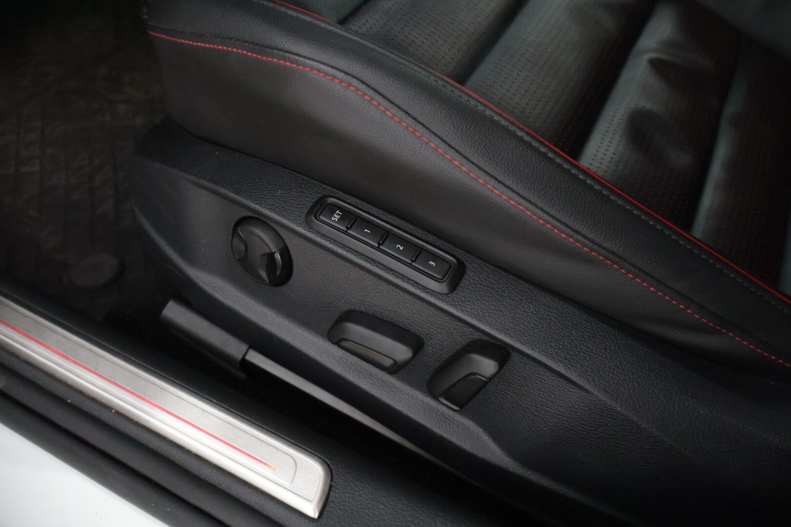 Volkswagen Golf 2018 GTI Performance 2,0 TSI 180 kW (245 hv) DSG-automaatti * / Webasto / Kattoikkuna / Blis / Acc / Kamera / Muistipenkit / Putkisto / Merkkihuollettu / Digimittaristo / * - Juuri huollettu Performance GTI mielettömän kovilla varusteilla & järeällä putkistolla / H&R madallusjouset, hiilikuitu spoileri & nahkapenkit