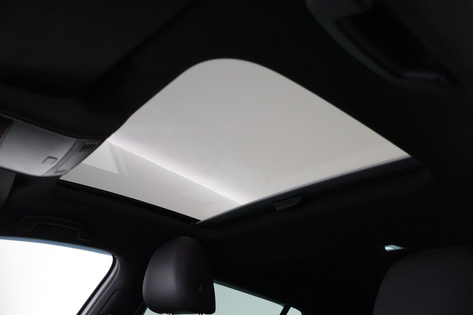 Volkswagen Golf 2018 GTI Performance 2,0 TSI 180 kW (245 hv) DSG-automaatti * / Webasto / Kattoikkuna / Blis / Acc / Kamera / Muistipenkit / Putkisto / Merkkihuollettu / Digimittaristo / * - Juuri huollettu Performance GTI mielettömän kovilla varusteilla & järeällä putkistolla / H&R madallusjouset, hiilikuitu spoileri & nahkapenkit