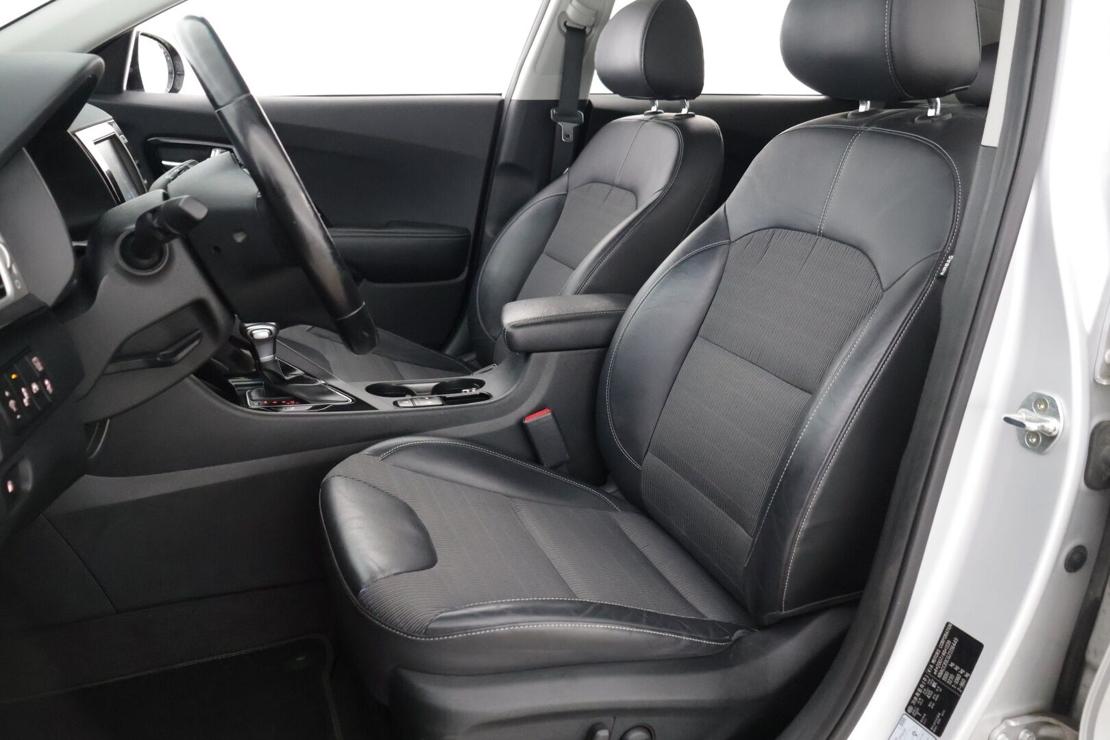 Kia Niro 2018 1,6 GDI Hybrid Business Premium DCT *ACC / BLIS / Lane-assist / P.Kamera / Koukku / JBL / Ratinlämmitys / Carplay* - Merkkihuollettu & juuri katsastettu suomi-auto lohkolämmittimellä sekä vetokoukulla