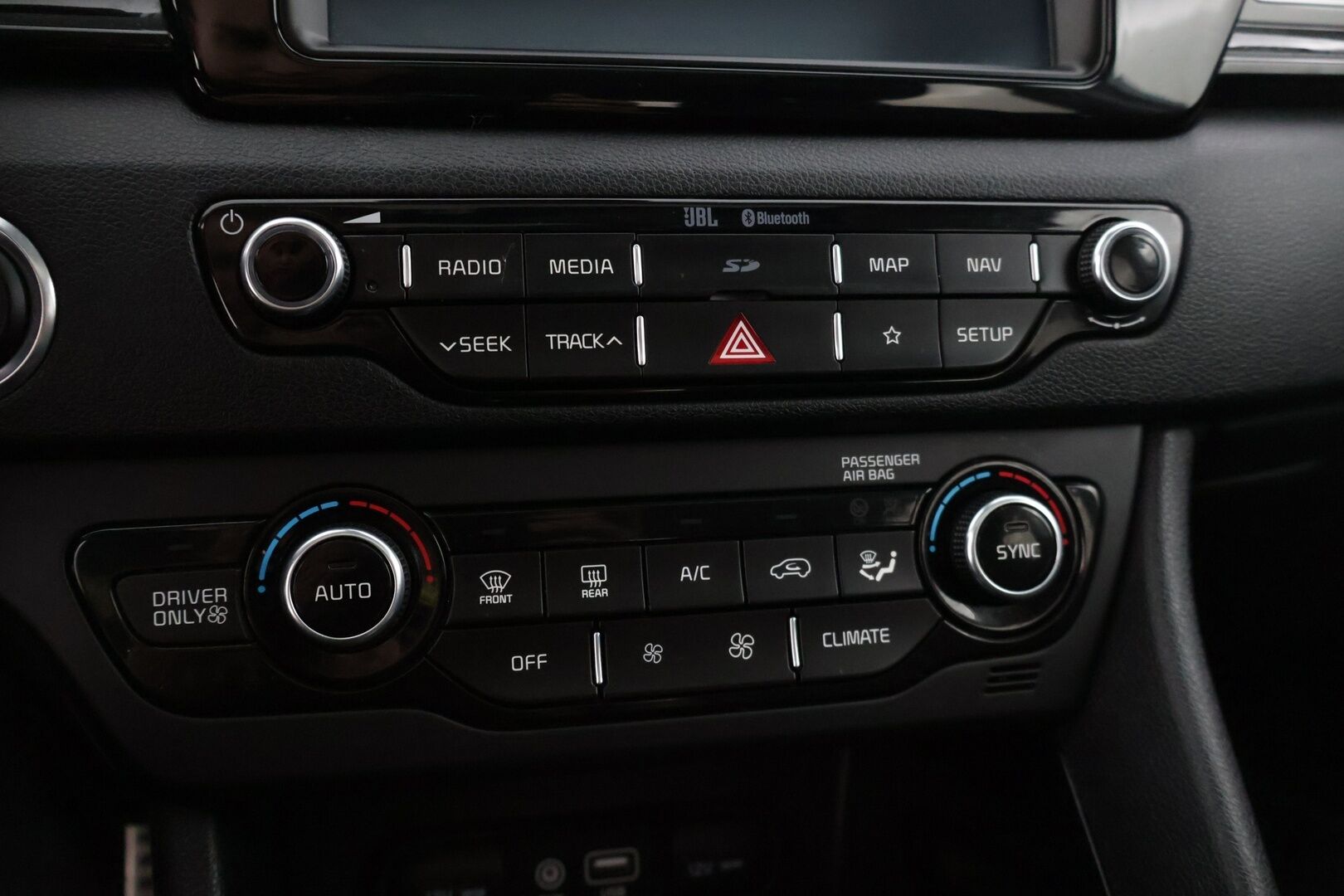 Kia Niro plug-in 2018 1,6 GDI Business Luxury DCT * JBL / Kattoluukku / P-Kamera / Navi * - * Hyvin pidetty ja asiallisesti varusteltu Luxury Plugari! *