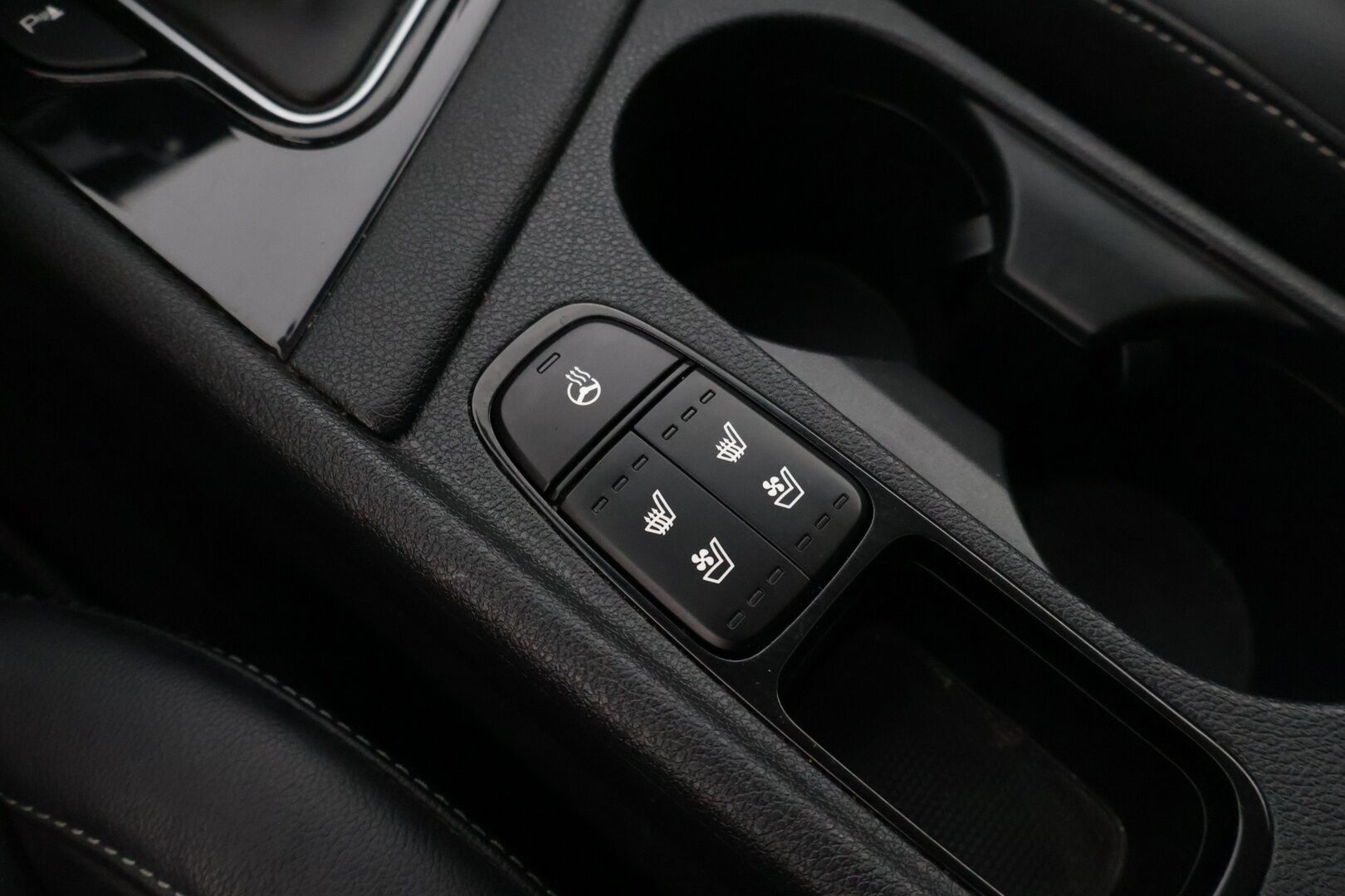 Kia Niro plug-in 2018 1,6 GDI Business Luxury DCT * JBL / Kattoluukku / P-Kamera / Navi * - * Hyvin pidetty ja asiallisesti varusteltu Luxury Plugari! *