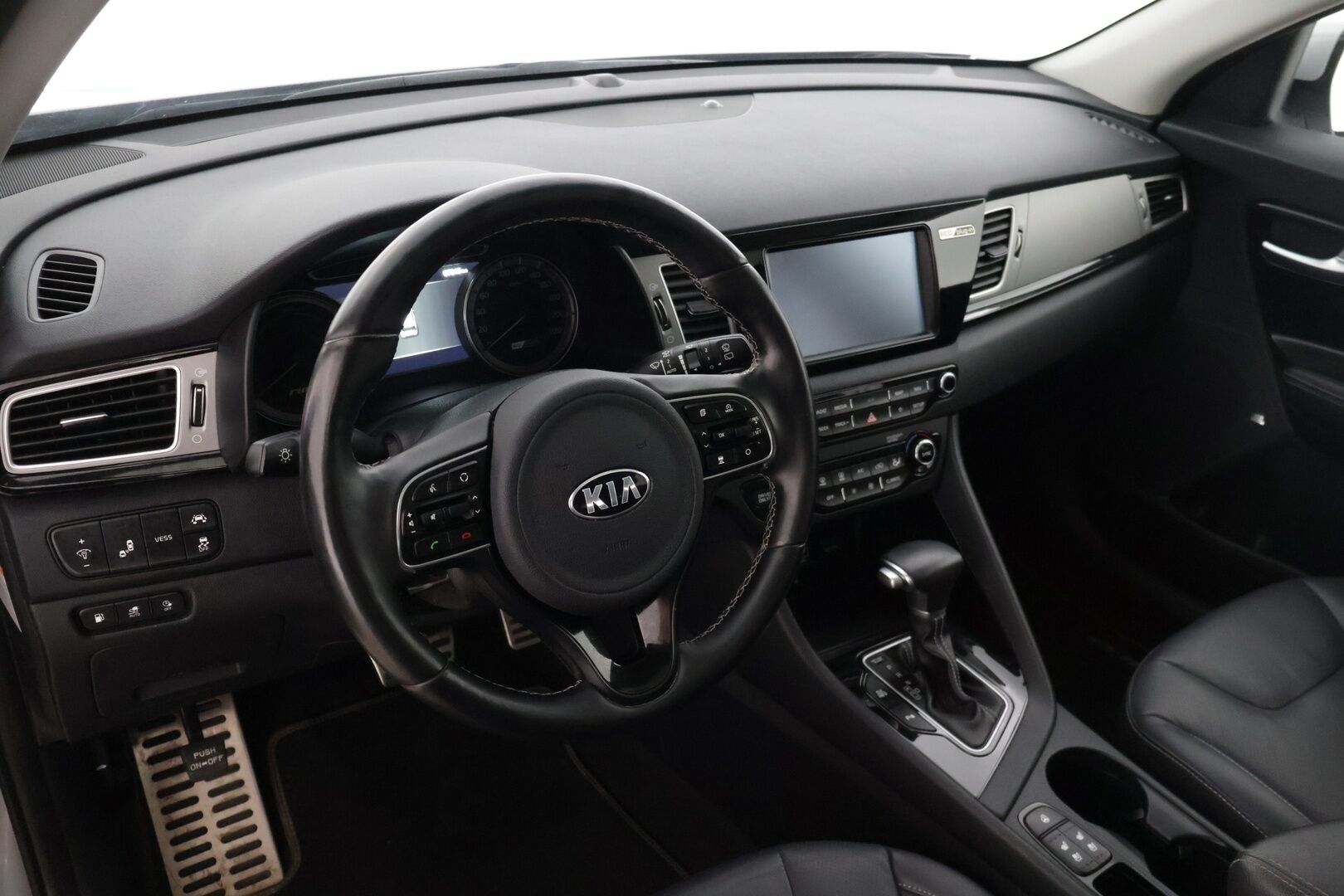 Kia Niro plug-in 2018 1,6 GDI Business Luxury DCT * JBL / Kattoluukku / P-Kamera / Navi * - * Hyvin pidetty ja asiallisesti varusteltu Luxury Plugari! *