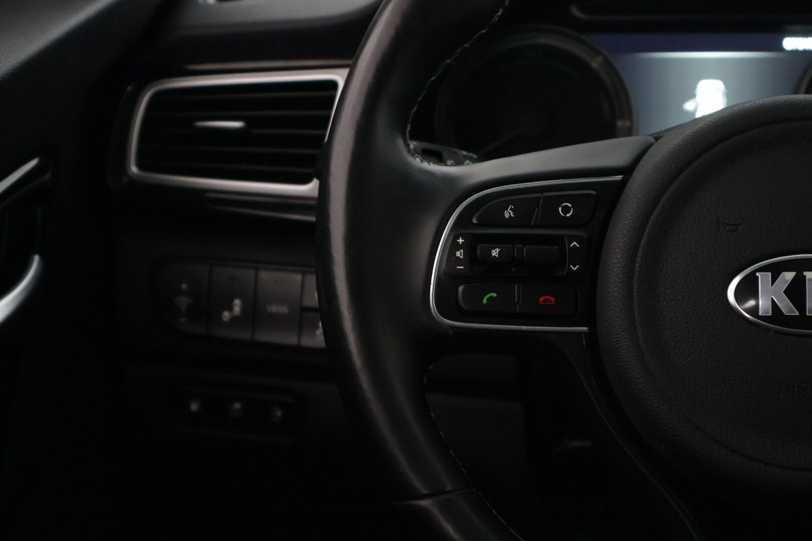 Kia Niro plug-in 2018 1,6 GDI Business Luxury DCT * JBL / Kattoluukku / P-Kamera / Navi * - * Hyvin pidetty ja asiallisesti varusteltu Luxury Plugari! *