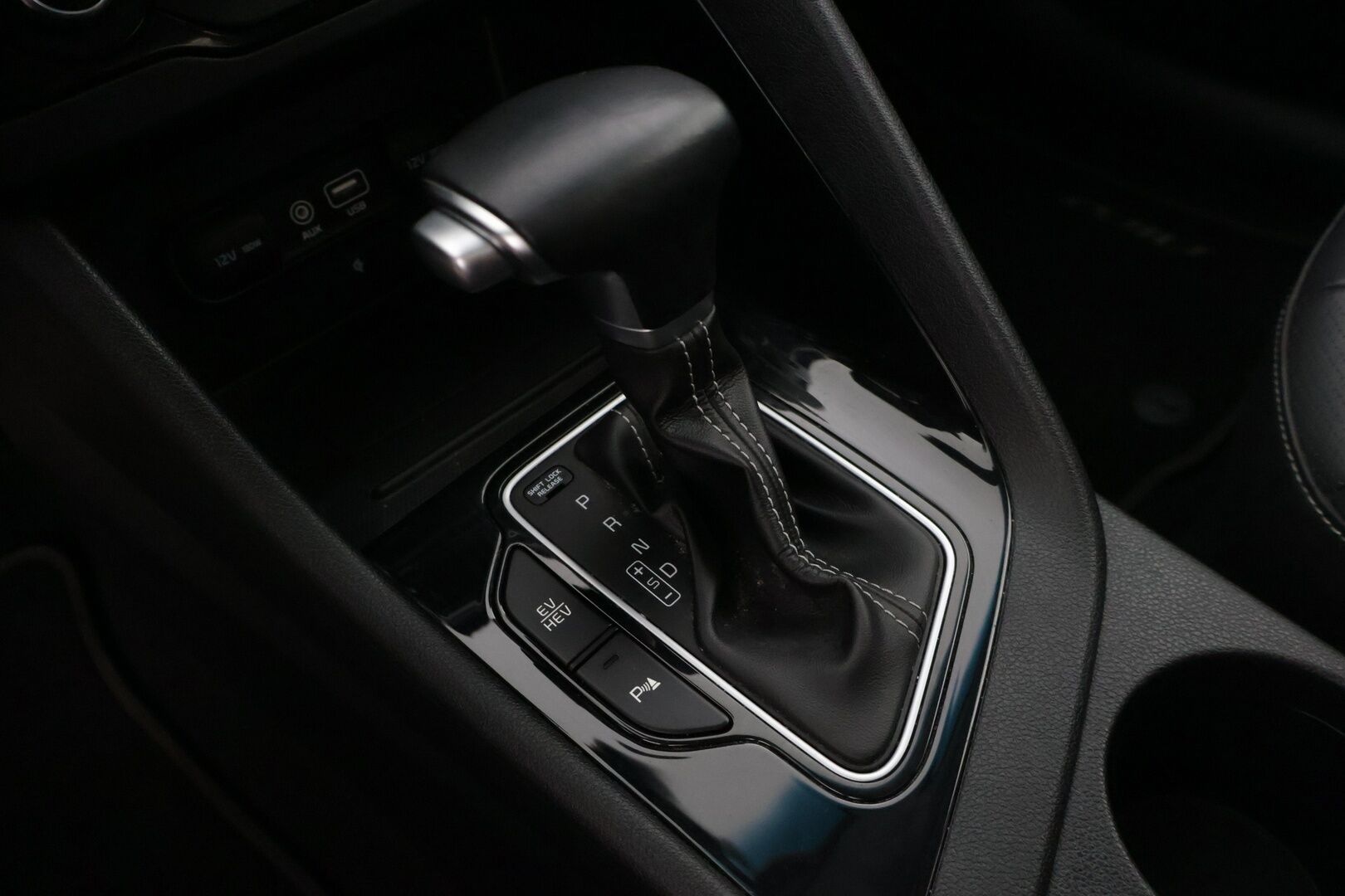 Kia Niro plug-in 2018 1,6 GDI Business Luxury DCT * JBL / Kattoluukku / P-Kamera / Navi * - * Hyvin pidetty ja asiallisesti varusteltu Luxury Plugari! *