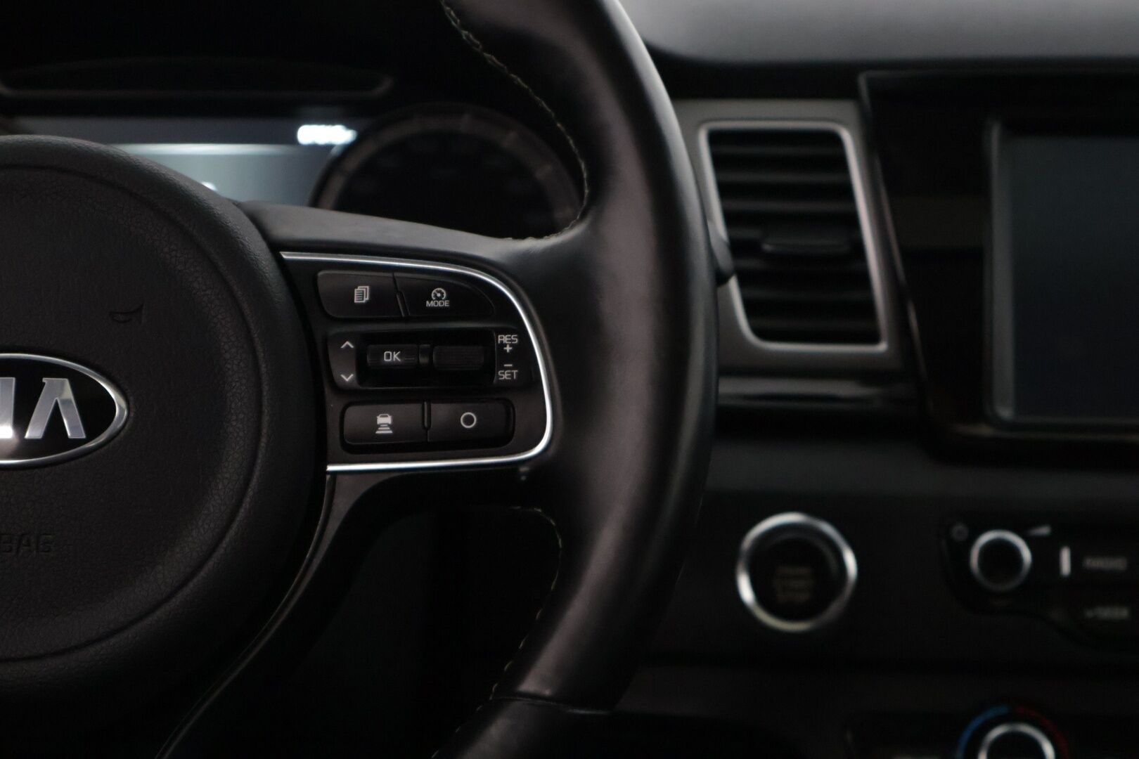 Kia Niro plug-in 2018 1,6 GDI Business Luxury DCT * JBL / Kattoluukku / P-Kamera / Navi * - * Hyvin pidetty ja asiallisesti varusteltu Luxury Plugari! *