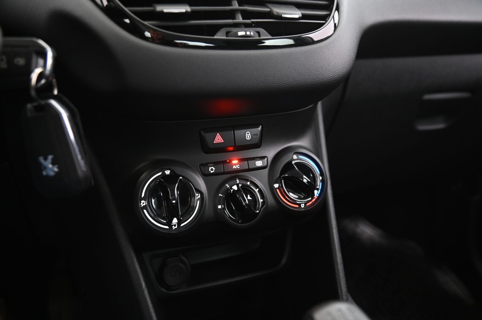 Peugeot 208 2018 Motion VTi 68 5-ov - Vakkari | Jakopää juuri tehty! | Lohkolämmitin sisäpistokkeella | Suomi-auto | 2xrenkaat ja vanteet | Katso kilometrit