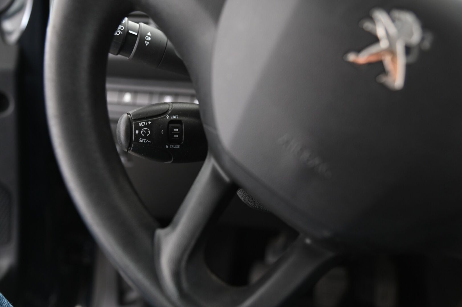 Peugeot 208 2018 Motion VTi 68 5-ov - Vakkari | Jakopää juuri tehty! | Lohkolämmitin sisäpistokkeella | Suomi-auto | 2xrenkaat ja vanteet | Katso kilometrit