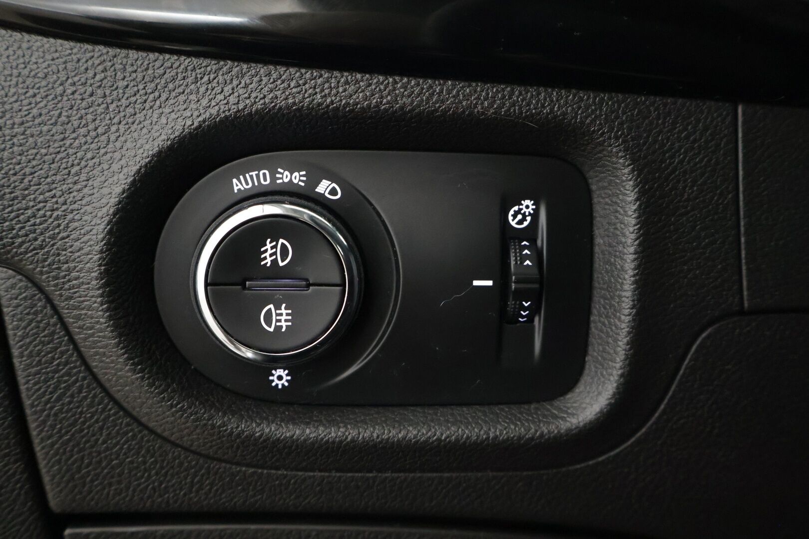 Opel Astra 2017 5-ov Innovation 1,4 Turbo Start/Stop 110kW AT6 // Webasto / Matrix LED / Keyless / P-kamera / Sport-penkit // - Viimeinen huolto 9/2025 / Erittäin hyvät nastat