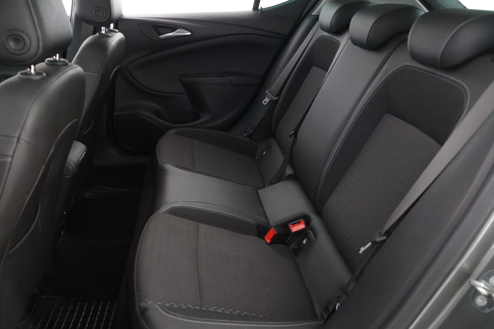 Opel Astra 2017 5-ov Innovation 1,4 Turbo Start/Stop 110kW AT6 // Webasto / Matrix LED / Keyless / P-kamera / Sport-penkit // - Viimeinen huolto 9/2025 / Erittäin hyvät nastat