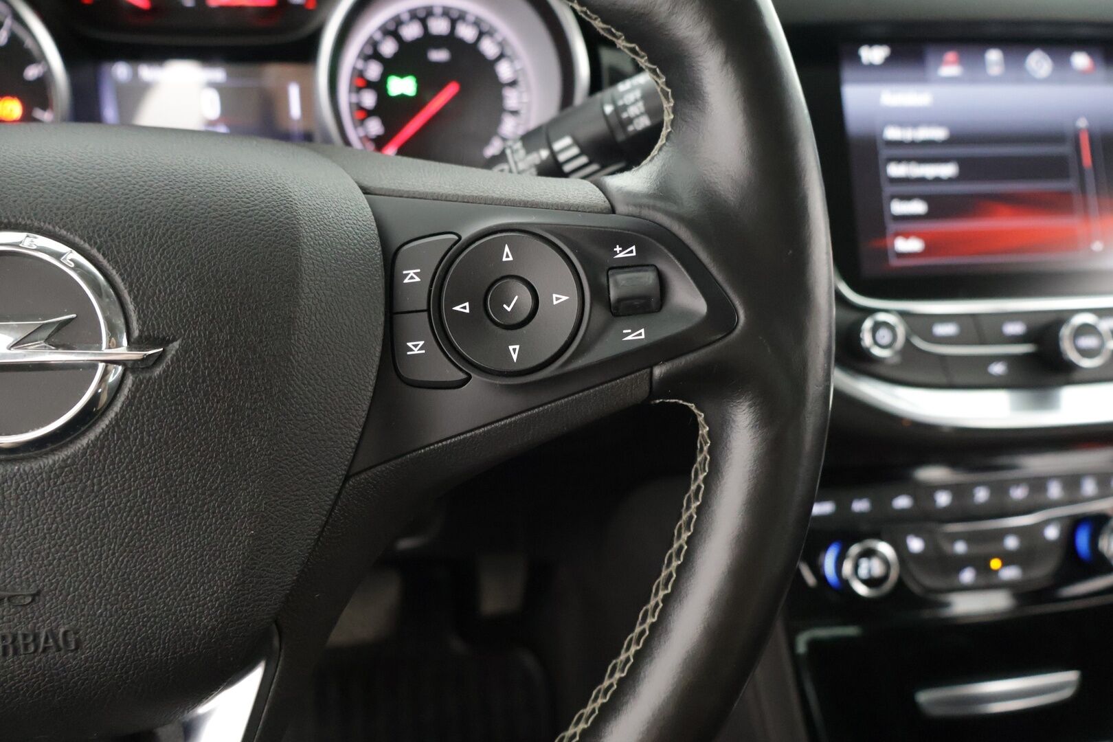 Opel Astra 2017 5-ov Innovation 1,4 Turbo Start/Stop 110kW AT6 // Webasto / Matrix LED / Keyless / P-kamera / Sport-penkit // - Viimeinen huolto 9/2025 / Erittäin hyvät nastat