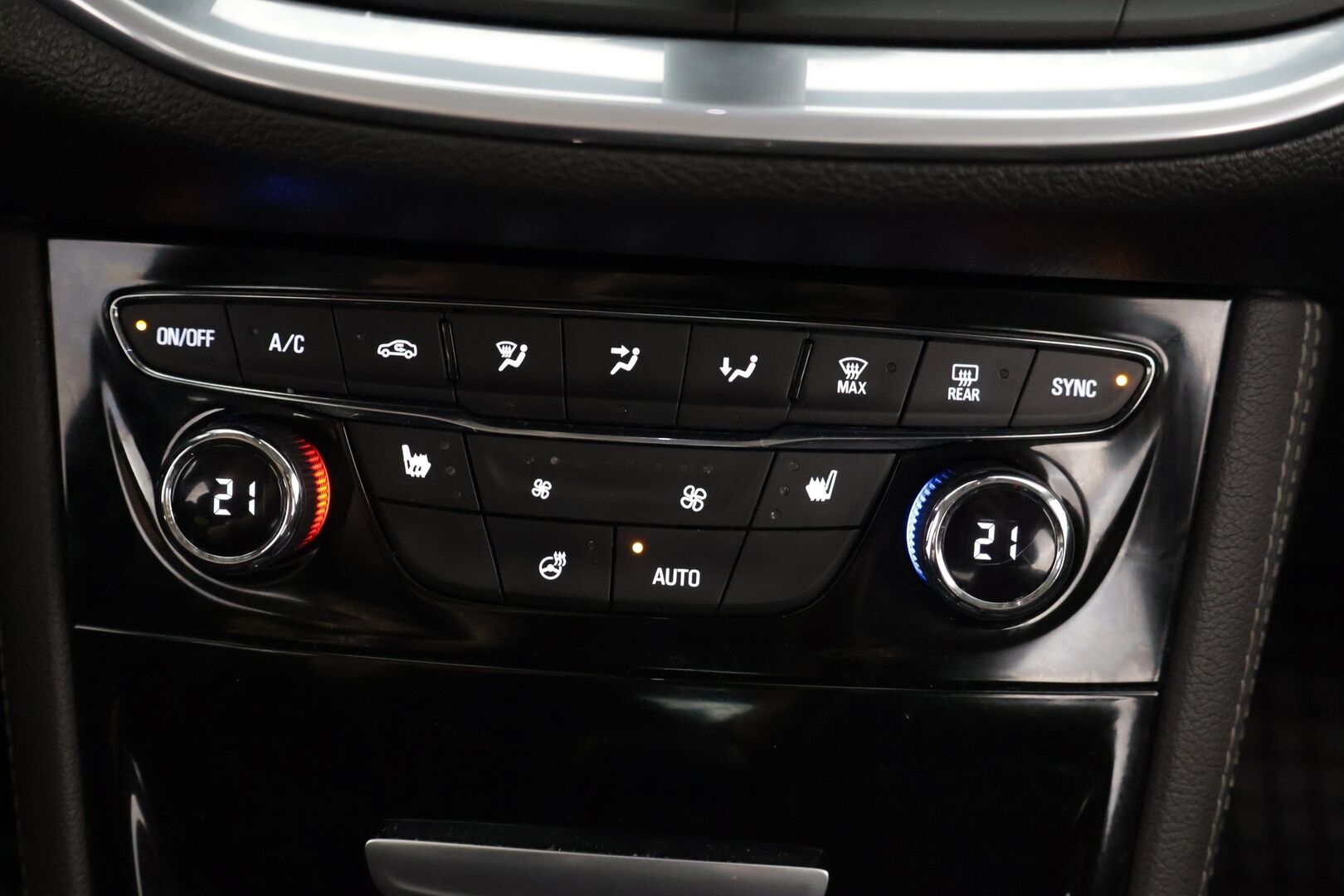 Opel Astra 2017 5-ov Innovation 1,4 Turbo Start/Stop 110kW AT6 // Webasto / Matrix LED / Keyless / P-kamera / Sport-penkit // - Viimeinen huolto 9/2025 / Erittäin hyvät nastat