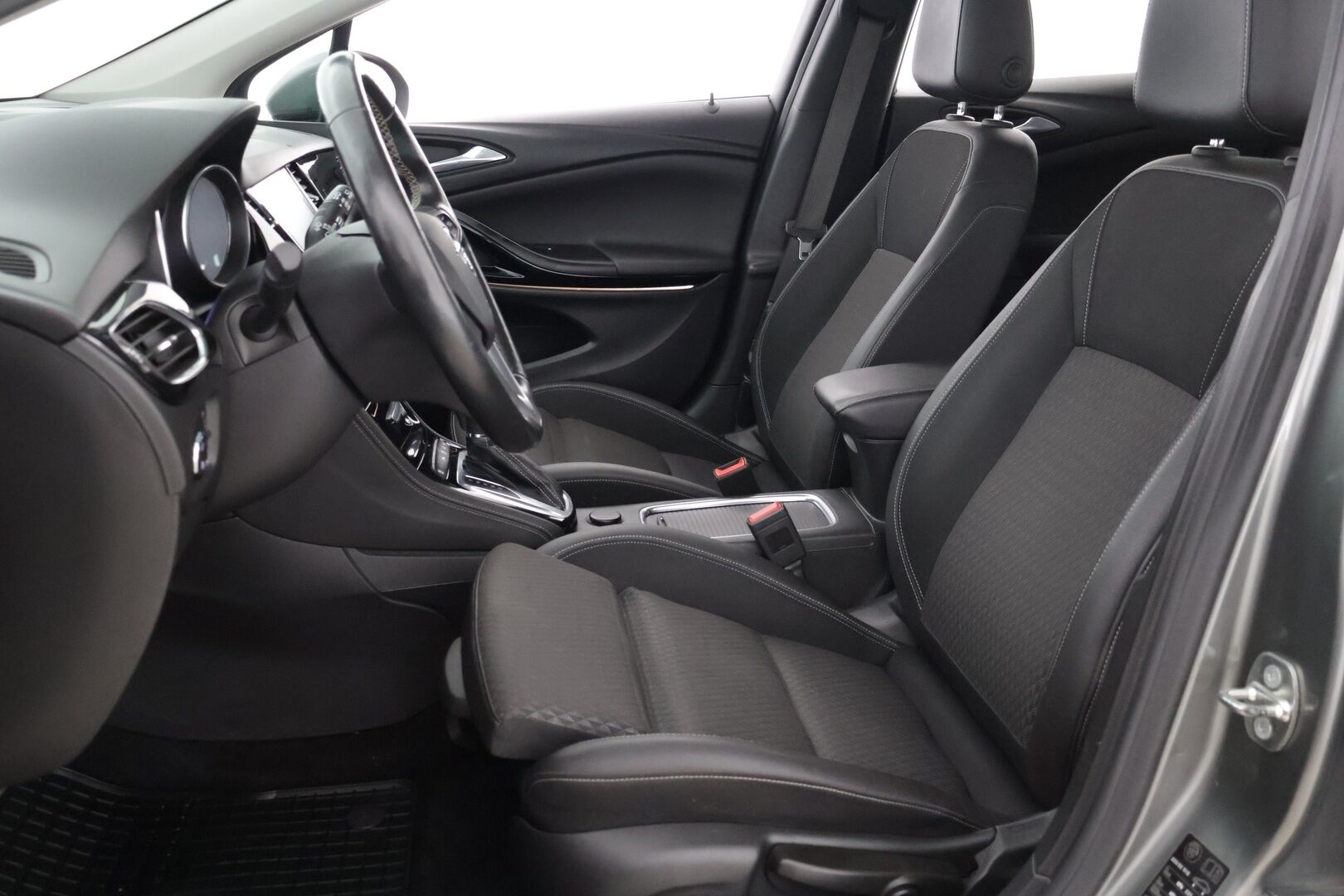 Opel Astra 2017 5-ov Innovation 1,4 Turbo Start/Stop 110kW AT6 // Webasto / Matrix LED / Keyless / P-kamera / Sport-penkit // - Viimeinen huolto 9/2025 / Erittäin hyvät nastat