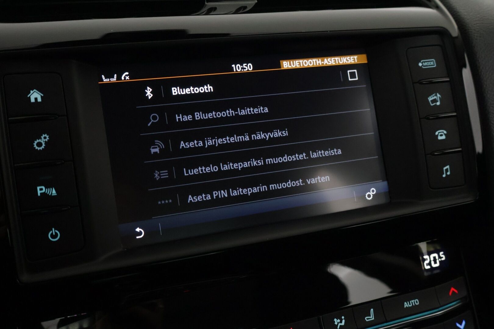 Jaguar XE 2017 E-Performance Pure Plus**WEBASTO / Tutkat / Siisti! / Taloudellinen** - Kahdet renkaat aluvantein / Huollettu / Suomi-Auto