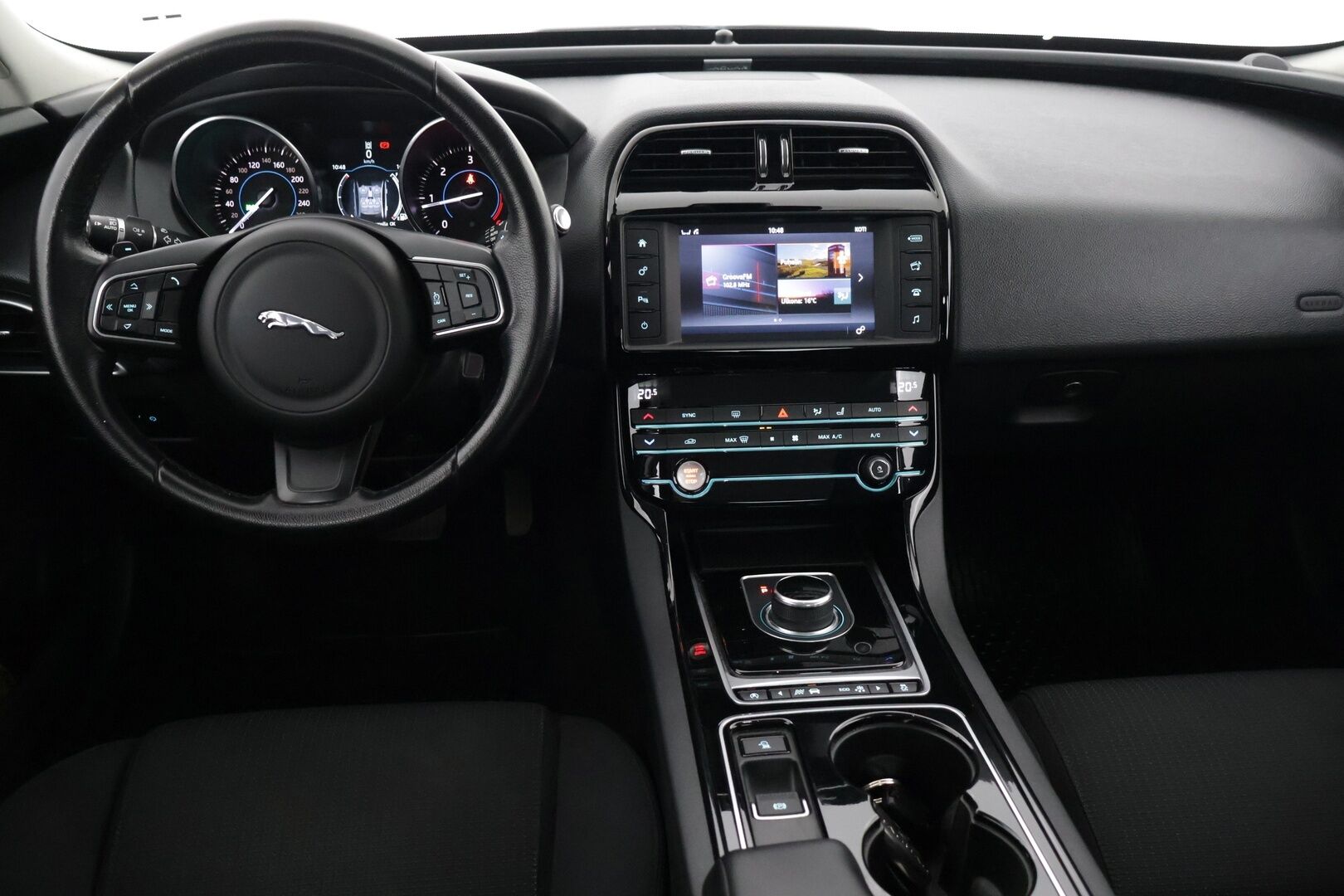 Jaguar XE 2017 E-Performance Pure Plus**WEBASTO / Tutkat / Siisti! / Taloudellinen** - Kahdet renkaat aluvantein / Huollettu / Suomi-Auto