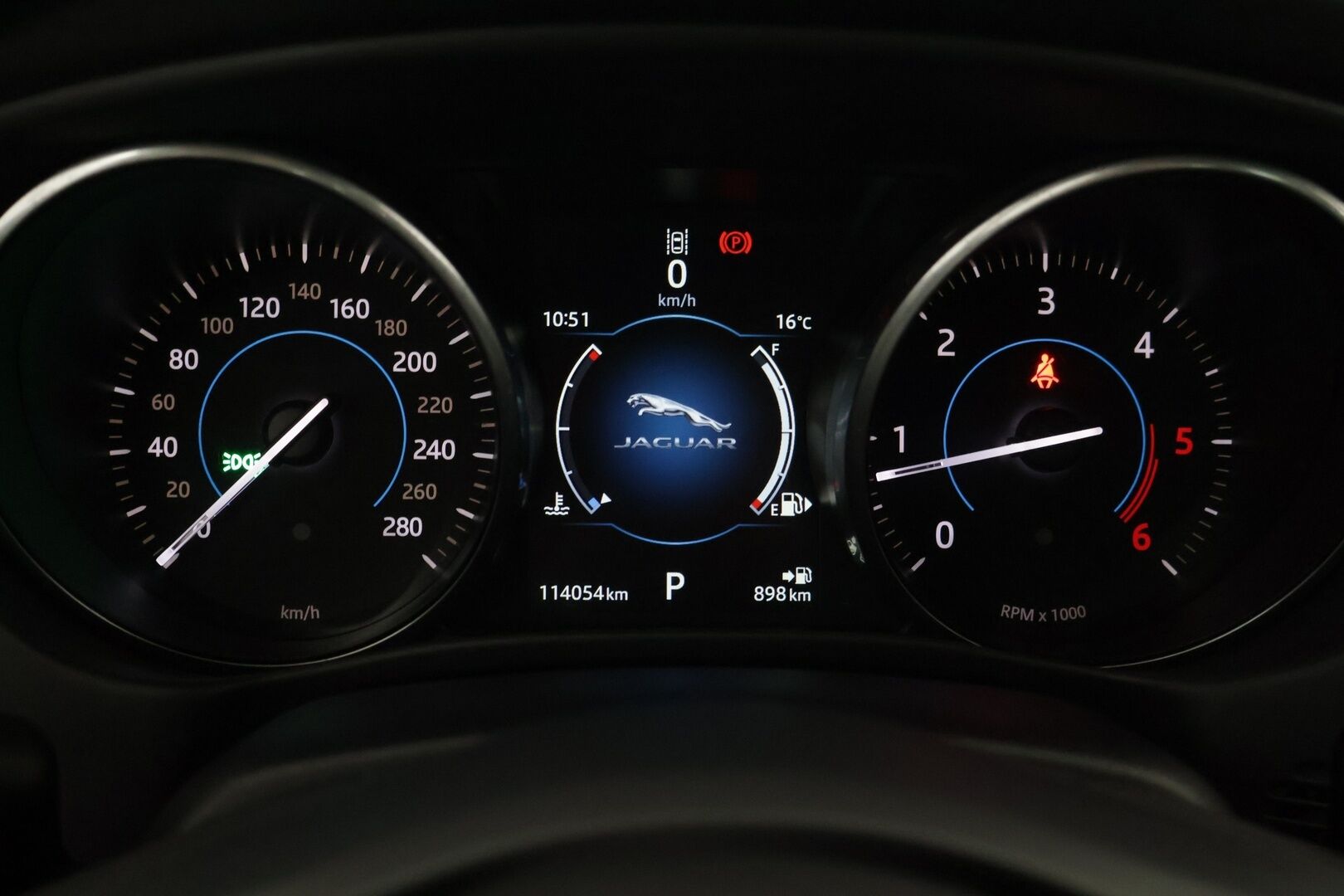 Jaguar XE 2017 E-Performance Pure Plus**WEBASTO / Tutkat / Siisti! / Taloudellinen** - Kahdet renkaat aluvantein / Huollettu / Suomi-Auto