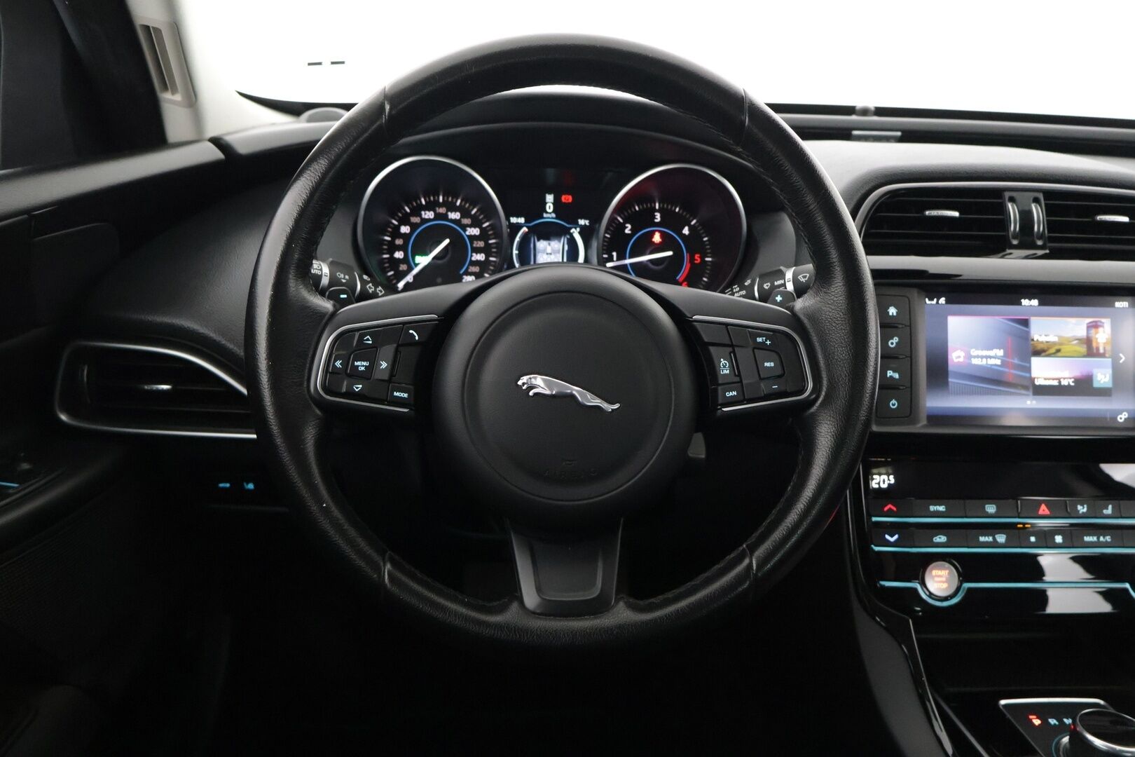 Jaguar XE 2017 E-Performance Pure Plus**WEBASTO / Tutkat / Siisti! / Taloudellinen** - Kahdet renkaat aluvantein / Huollettu / Suomi-Auto