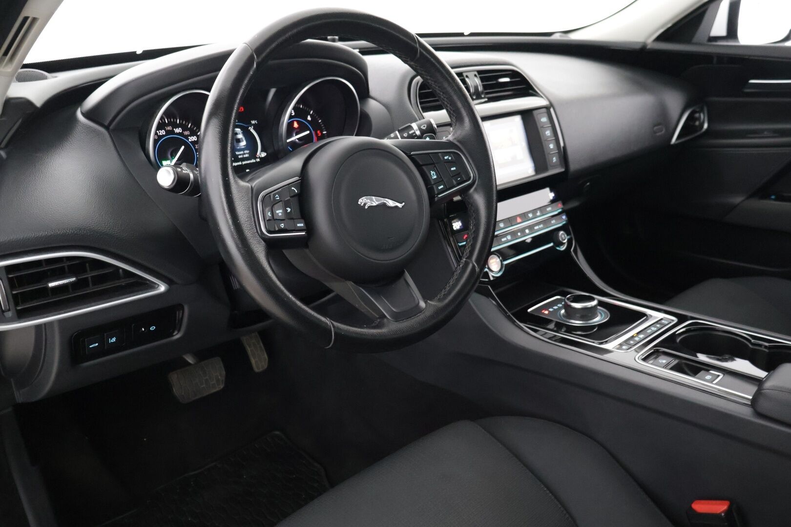 Jaguar XE 2017 E-Performance Pure Plus**WEBASTO / Tutkat / Siisti! / Taloudellinen** - Kahdet renkaat aluvantein / Huollettu / Suomi-Auto