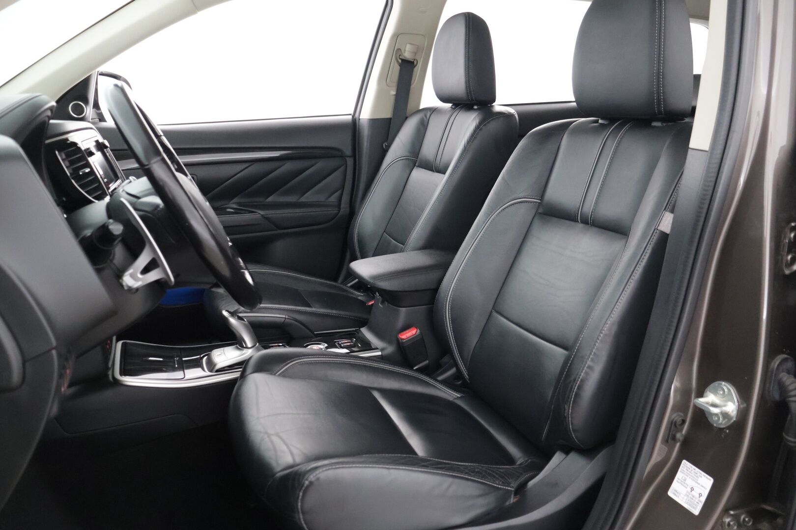 Mitsubishi Outlander 2015 Mitsubishi Outlander Business 2,0 203hp**Nahat / Rockford / 360 kamerat / Lämmitettävä ratti ja lasi / ACC** - Kahdet Renkaat vanteineen! / Sähkösäätöinen kuskin penkki / sähkötoiminen takaluukku