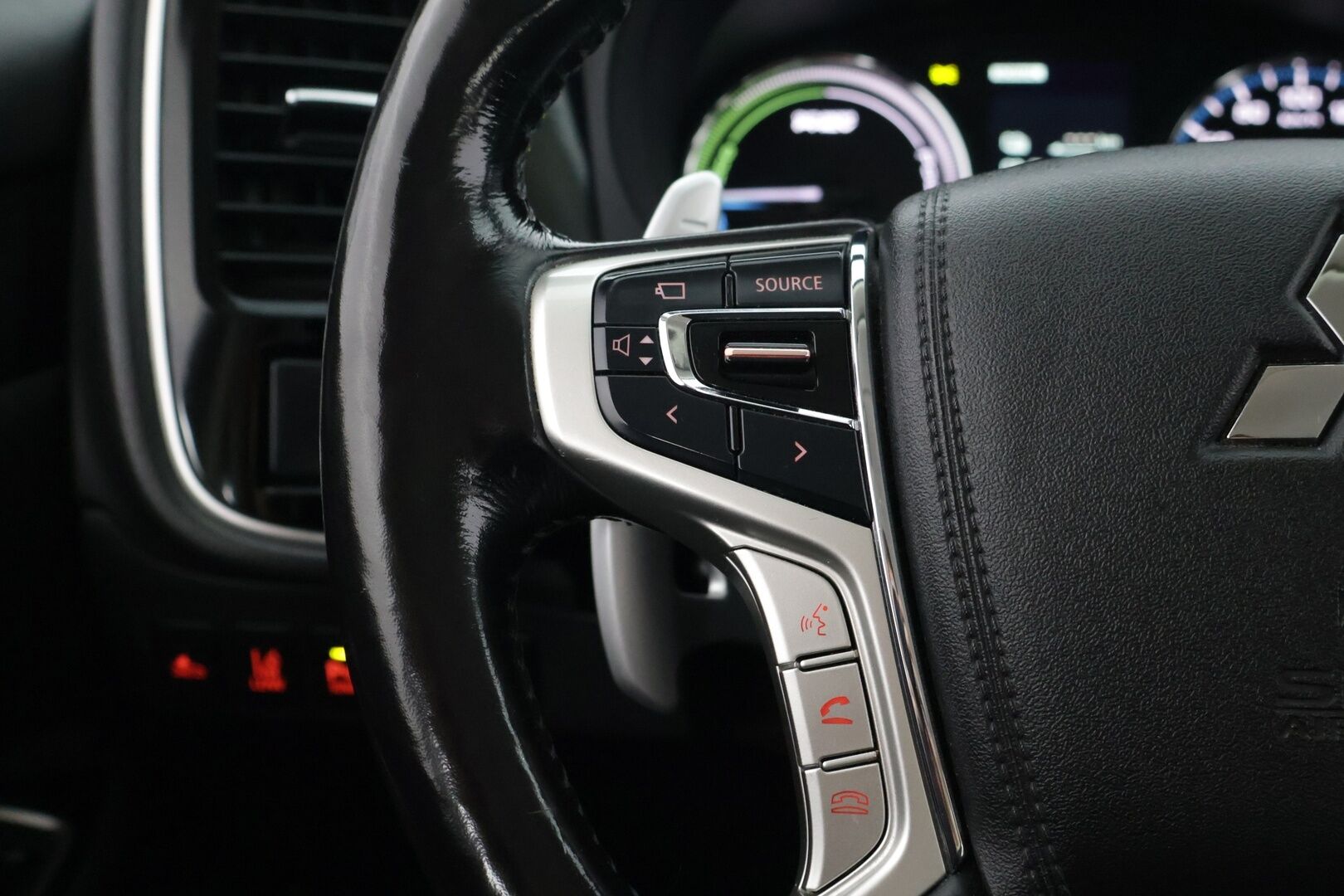 Mitsubishi Outlander 2015 Mitsubishi Outlander Business 2,0 203hp**Nahat / Rockford / 360 kamerat / Lämmitettävä ratti ja lasi / ACC** - Kahdet Renkaat vanteineen! / Sähkösäätöinen kuskin penkki / sähkötoiminen takaluukku