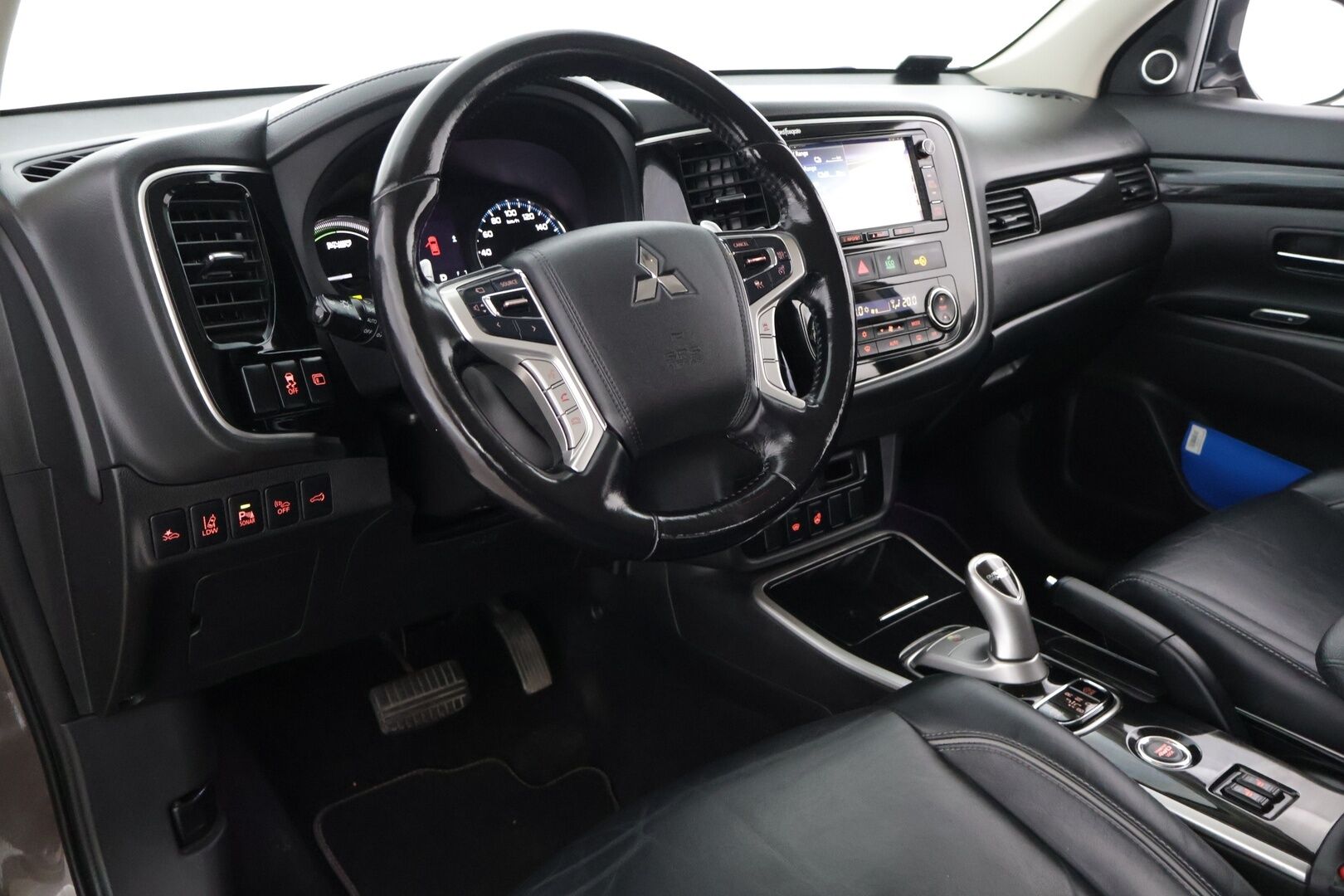 Mitsubishi Outlander 2015 Mitsubishi Outlander Business 2,0 203hp**Nahat / Rockford / 360 kamerat / Lämmitettävä ratti ja lasi / ACC** - Kahdet Renkaat vanteineen! / Sähkösäätöinen kuskin penkki / sähkötoiminen takaluukku