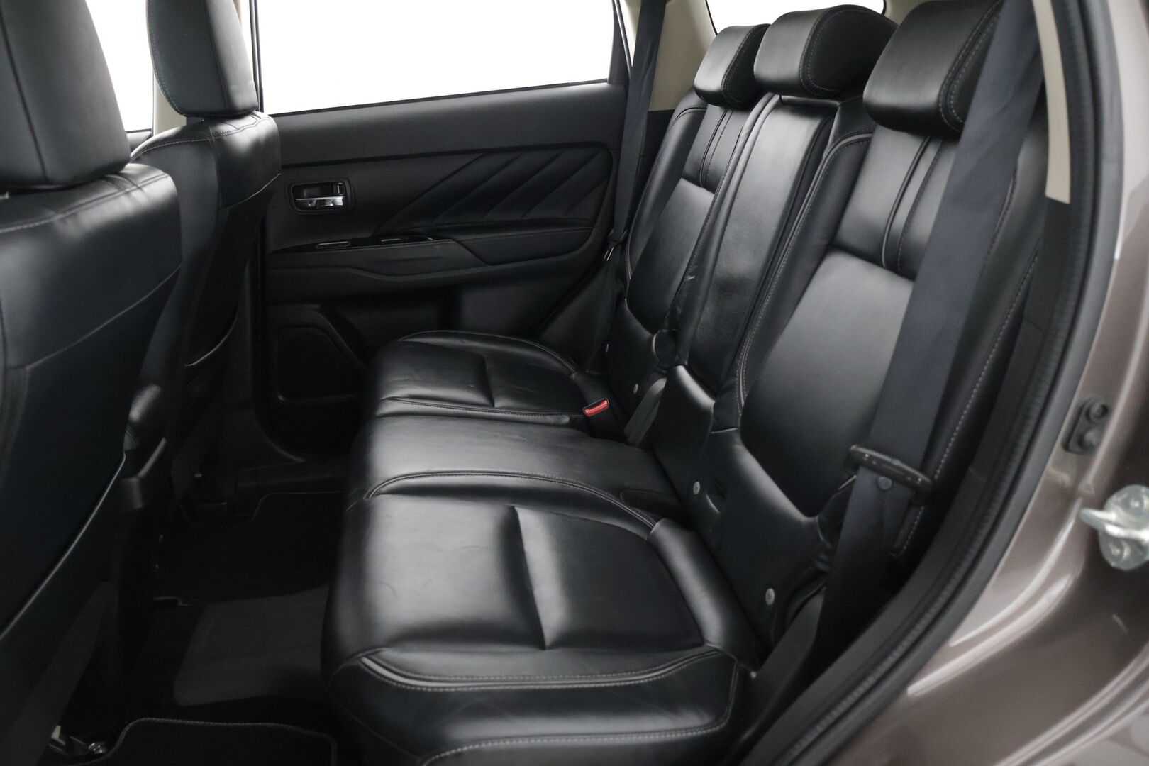 Mitsubishi Outlander 2015 Mitsubishi Outlander Business 2,0 203hp**Nahat / Rockford / 360 kamerat / Lämmitettävä ratti ja lasi / ACC** - Kahdet Renkaat vanteineen! / Sähkösäätöinen kuskin penkki / sähkötoiminen takaluukku