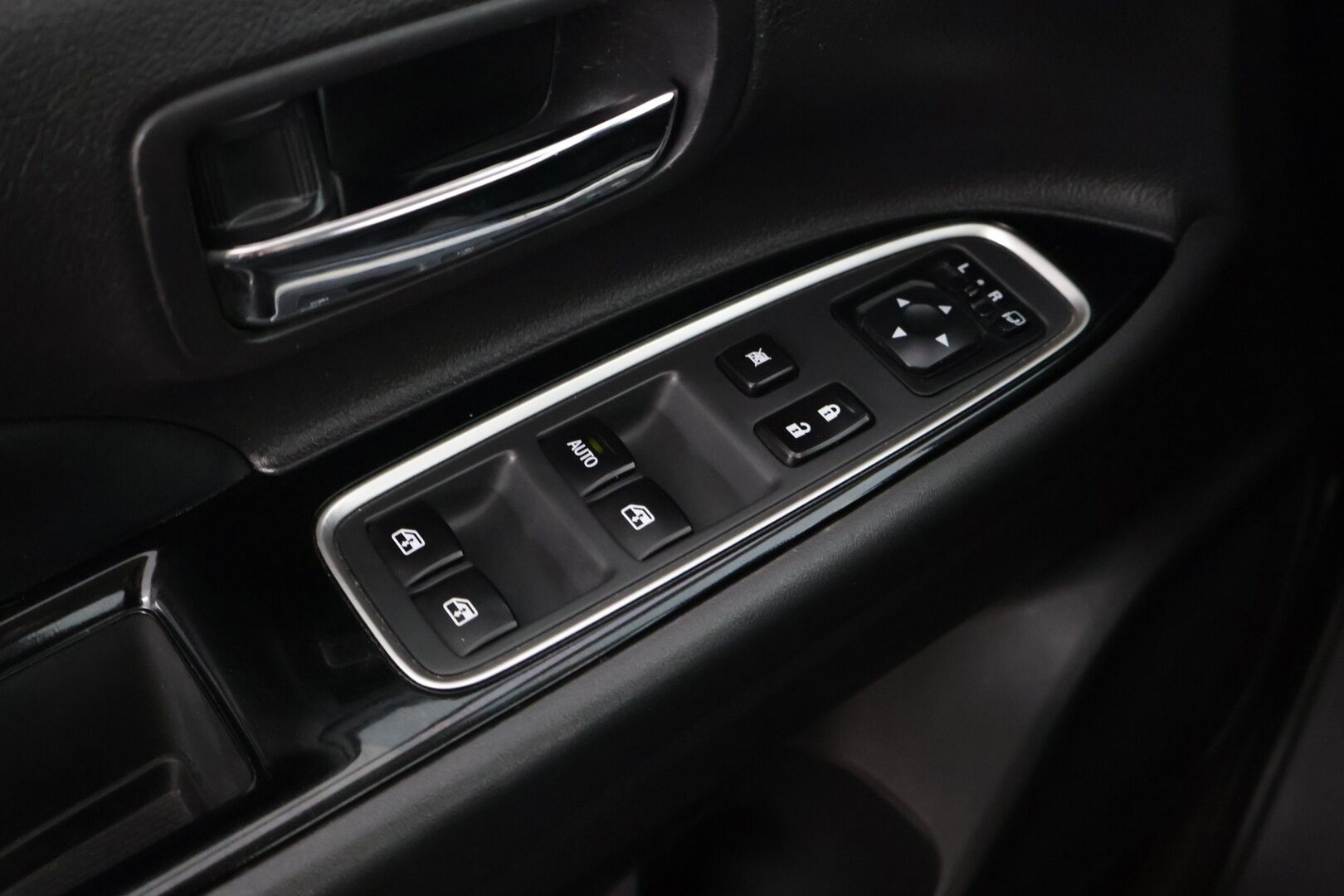 Mitsubishi Outlander 2015 Mitsubishi Outlander Business 2,0 203hp**Nahat / Rockford / 360 kamerat / Lämmitettävä ratti ja lasi / ACC** - Kahdet Renkaat vanteineen! / Sähkösäätöinen kuskin penkki / sähkötoiminen takaluukku