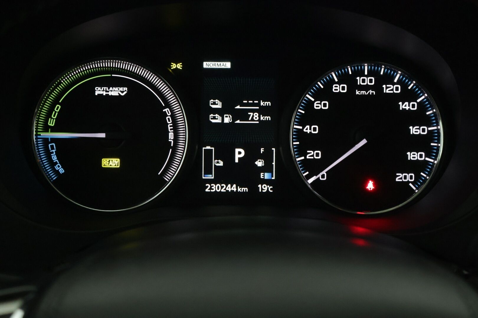 Mitsubishi Outlander 2015 Mitsubishi Outlander Business 2,0 203hp**Nahat / Rockford / 360 kamerat / Lämmitettävä ratti ja lasi / ACC** - Kahdet Renkaat vanteineen! / Sähkösäätöinen kuskin penkki / sähkötoiminen takaluukku