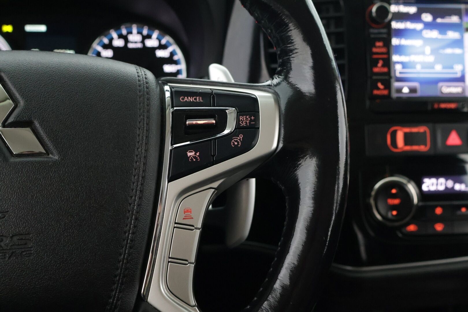 Mitsubishi Outlander 2015 Mitsubishi Outlander Business 2,0 203hp**Nahat / Rockford / 360 kamerat / Lämmitettävä ratti ja lasi / ACC** - Kahdet Renkaat vanteineen! / Sähkösäätöinen kuskin penkki / sähkötoiminen takaluukku