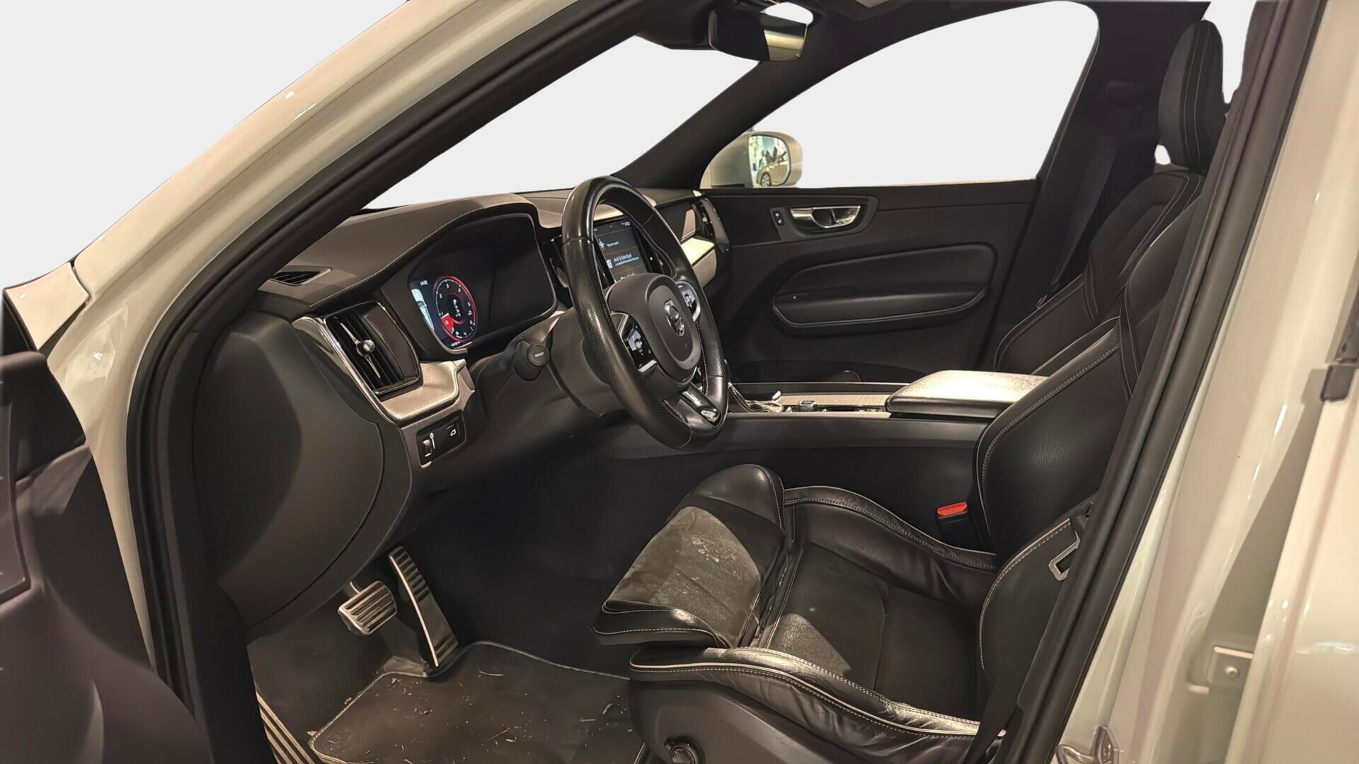 Volvo XC60 2019 D4 AWD R-Design aut *ACC / S.koukku / P.Kamera / Voc / S.Luukku / Sporttipenkit* - Merkkihuollettu / Suomiauto / R-Design Sisäulko / S.Koukku 
