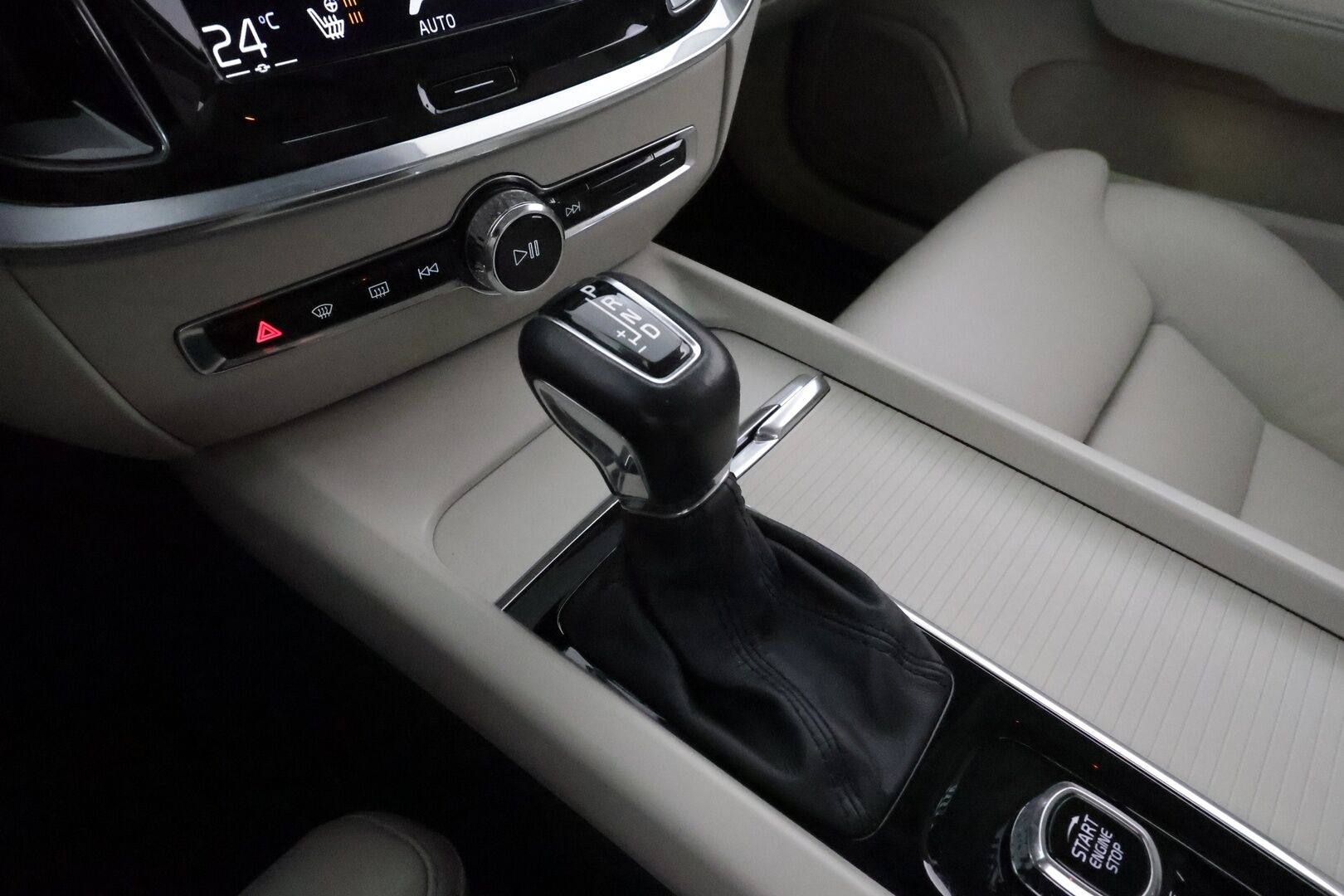 Volvo V60 2019 D3 Business aut **Webasto / Koukku / Adapt.Vakkari / Full-LED / P.kamera / Sporttipenkki Muistilla / Navi / Keyless** - Suomi-auto / Kahdet Renkaat