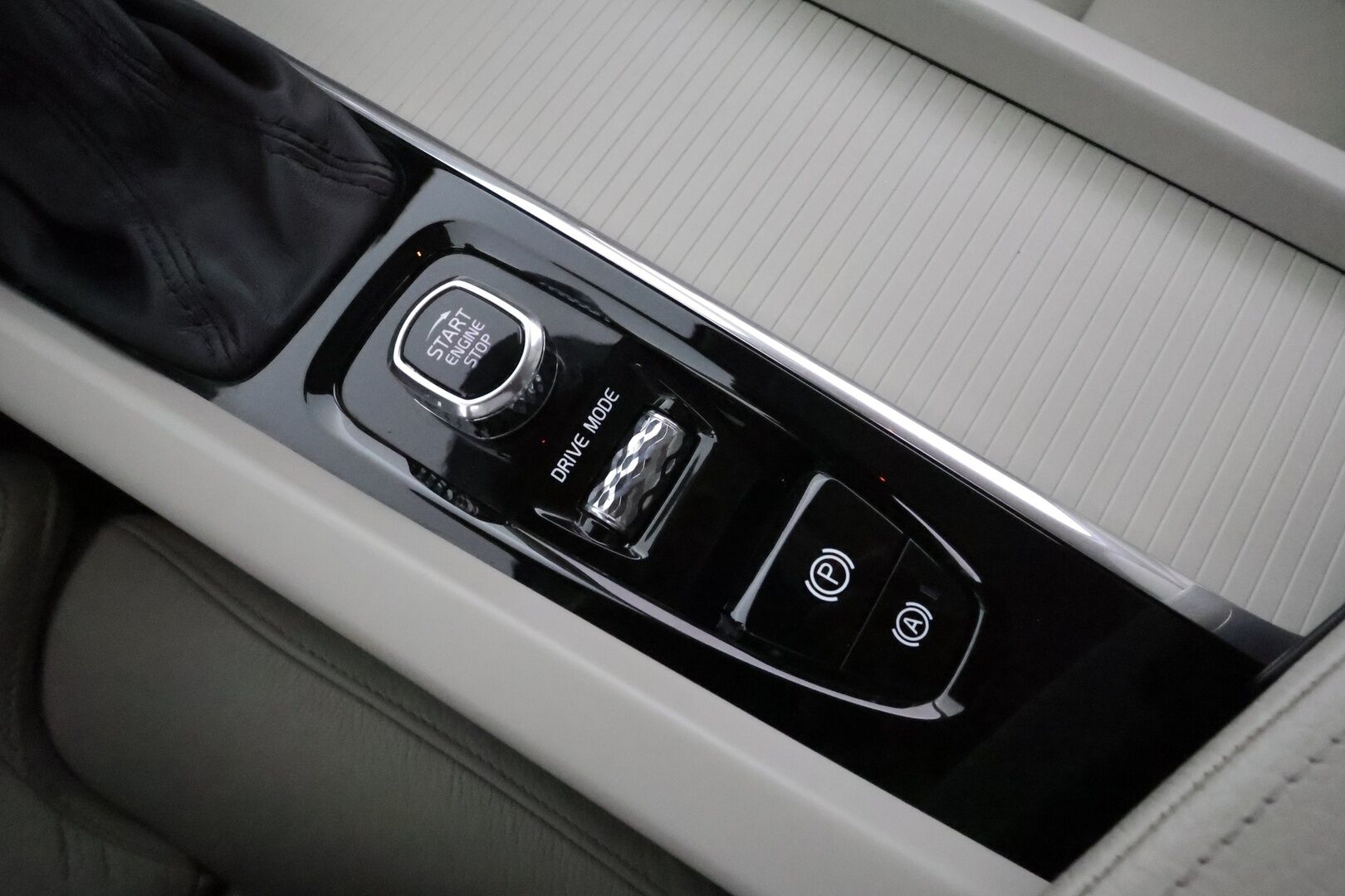 Volvo V60 2019 D3 Business aut **Webasto / Koukku / Adapt.Vakkari / Full-LED / P.kamera / Sporttipenkki Muistilla / Navi / Keyless** - Suomi-auto / Kahdet Renkaat