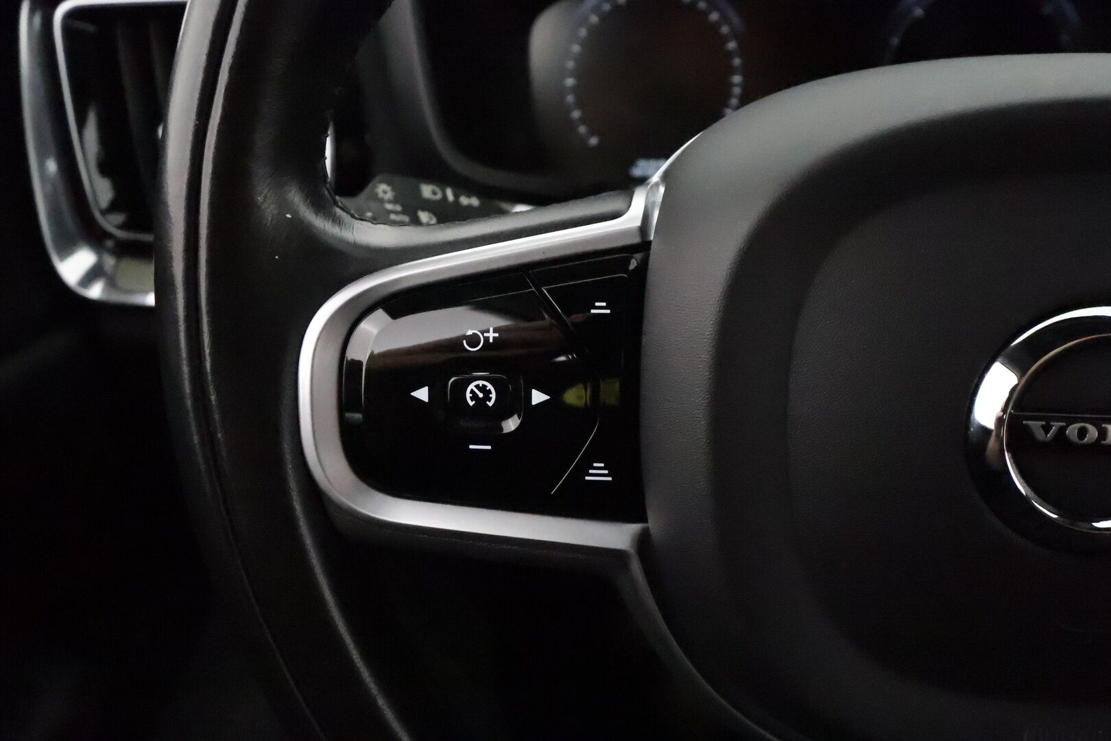 Volvo V60 2019 D4 Business Inscription aut **Adapt.vakkari / Full LED / H&K / Muistipenkki / P.kamera / Digimittaristo** - Suomi-auto / Kahdet renkaat aluvanteilla / Webasto