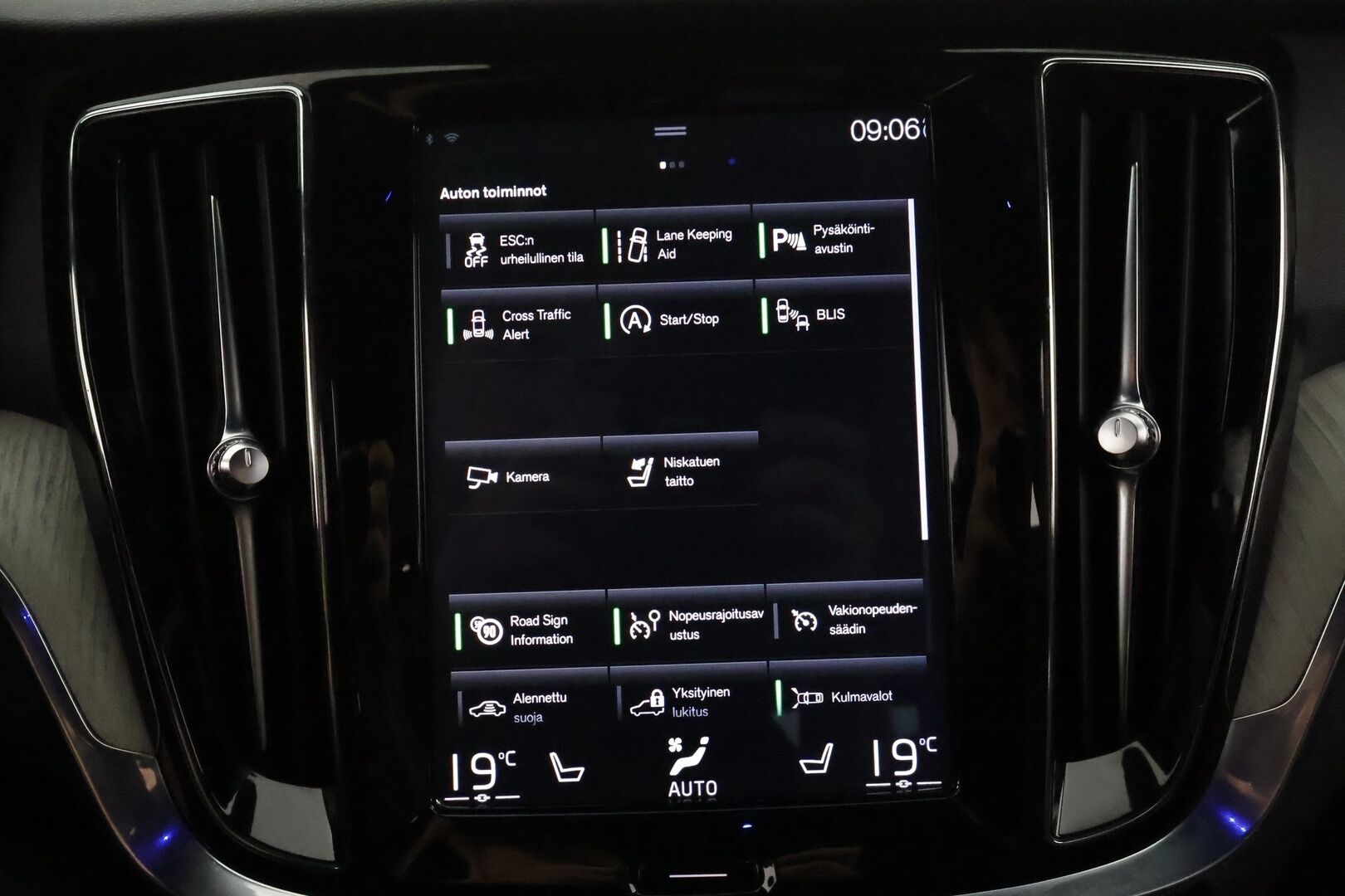 Volvo V60 2019 D4 Business Inscription aut **Adapt.vakkari / Full LED / H&K / Muistipenkki / P.kamera / Digimittaristo** - Suomi-auto / Kahdet renkaat aluvanteilla / Webasto