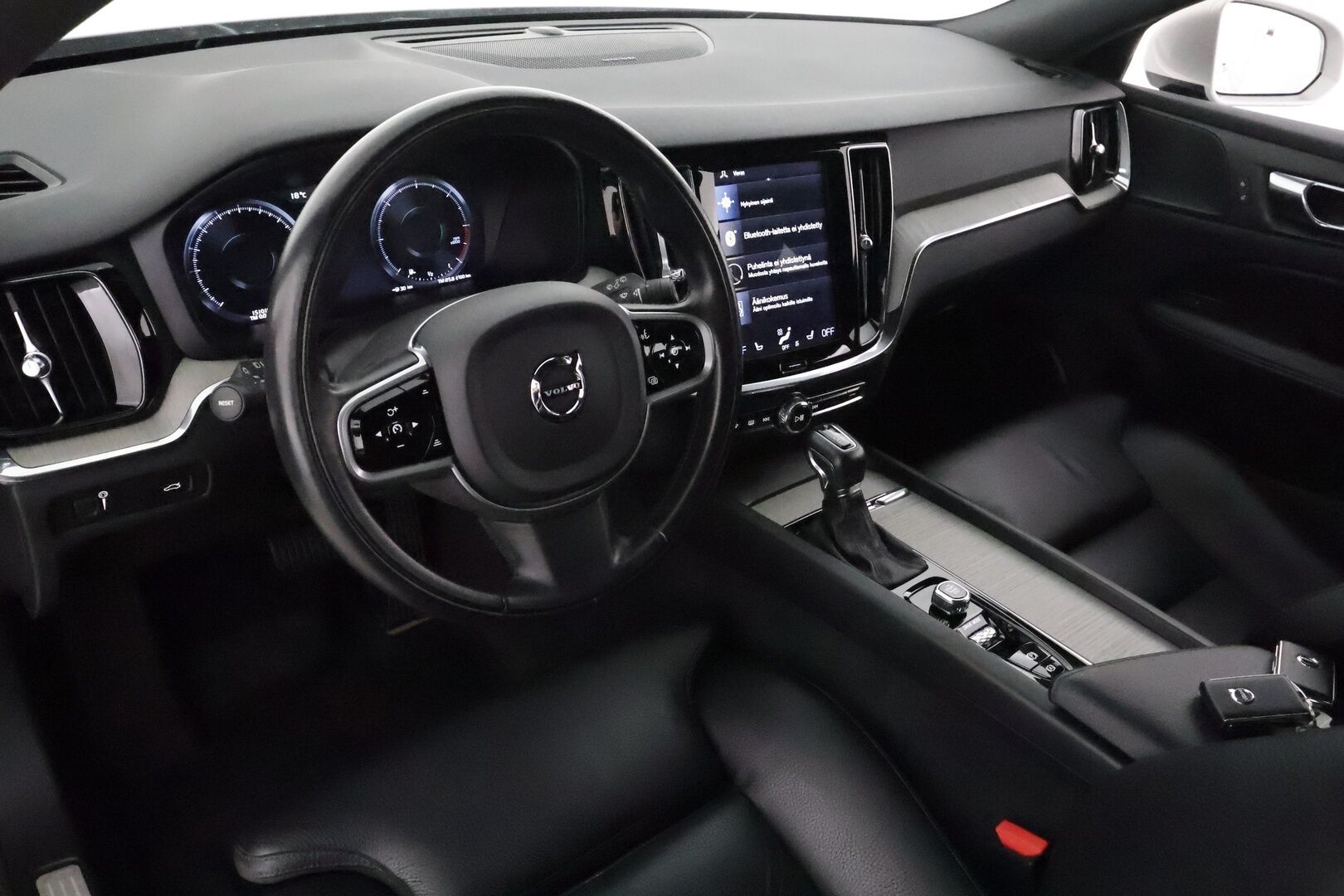 Volvo V60 2019 D4 Business Inscription aut **Adapt.vakkari / Full LED / H&K / Muistipenkki / P.kamera / Digimittaristo** - Suomi-auto / Kahdet renkaat aluvanteilla / Webasto