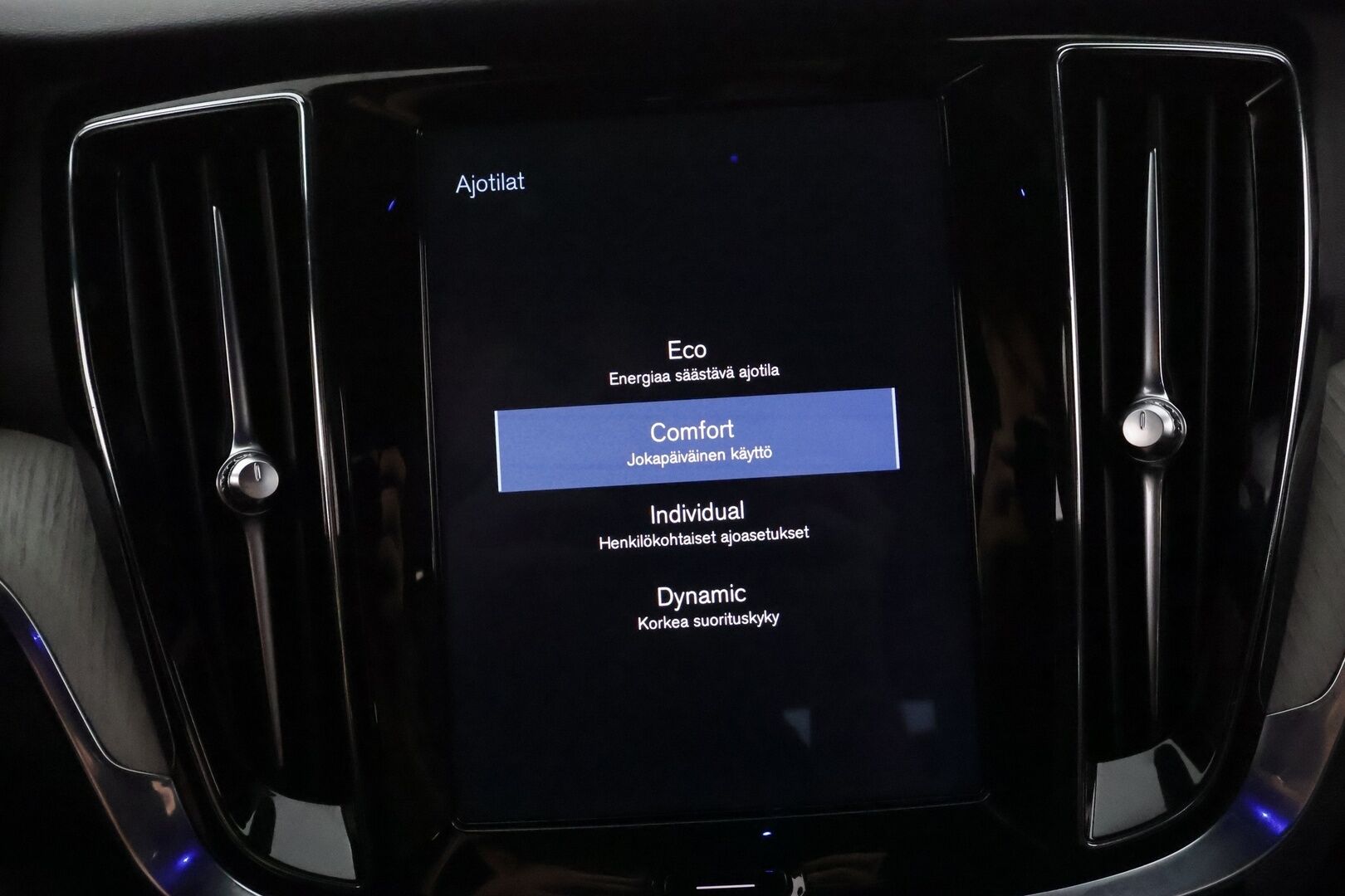 Volvo V60 2019 D4 Business Inscription aut **Adapt.vakkari / Full LED / H&K / Muistipenkki / P.kamera / Digimittaristo** - Suomi-auto / Kahdet renkaat aluvanteilla / Webasto