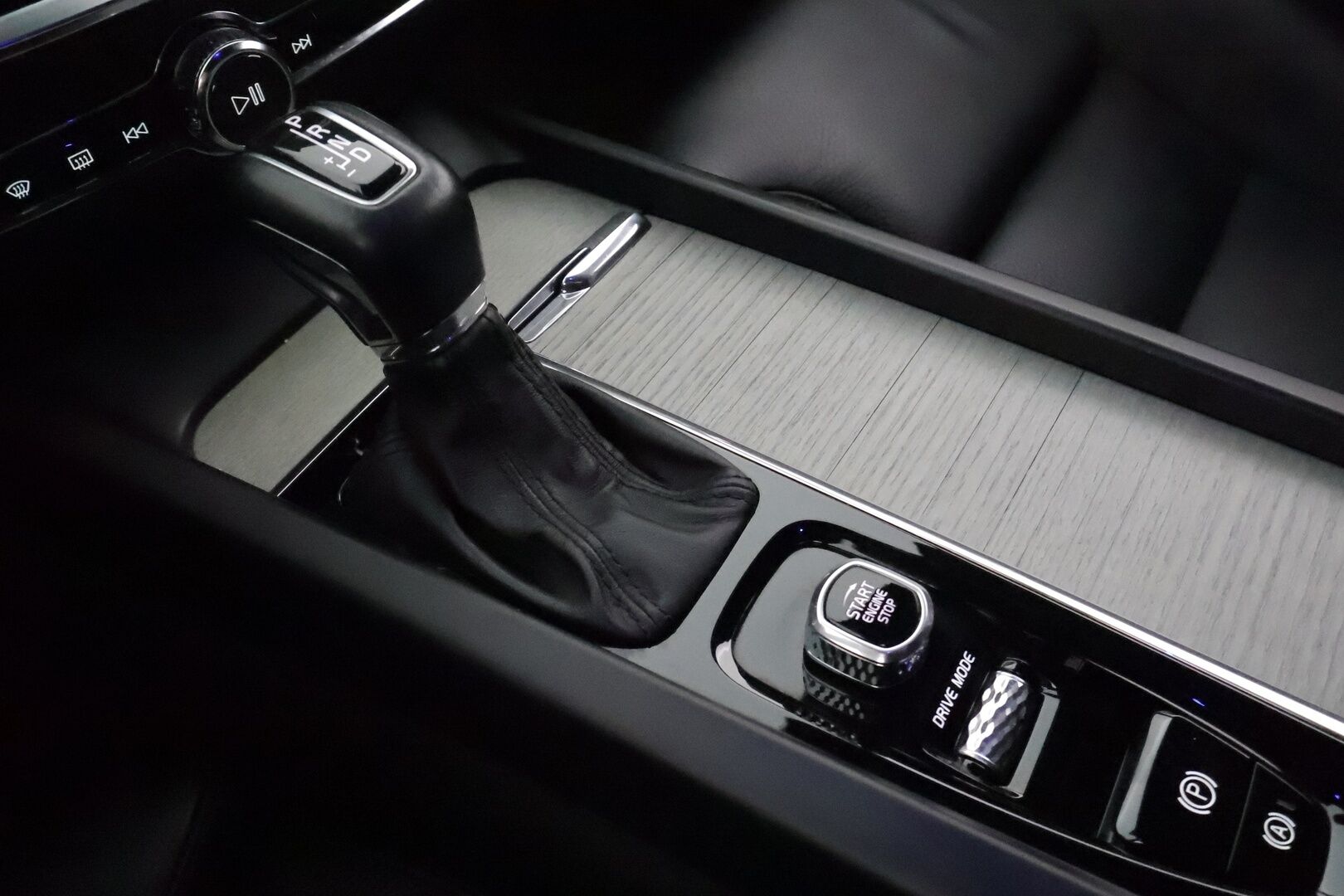 Volvo V60 2019 D4 Business Inscription aut **Adapt.vakkari / Full LED / H&K / Muistipenkki / P.kamera / Digimittaristo** - Suomi-auto / Kahdet renkaat aluvanteilla / Webasto